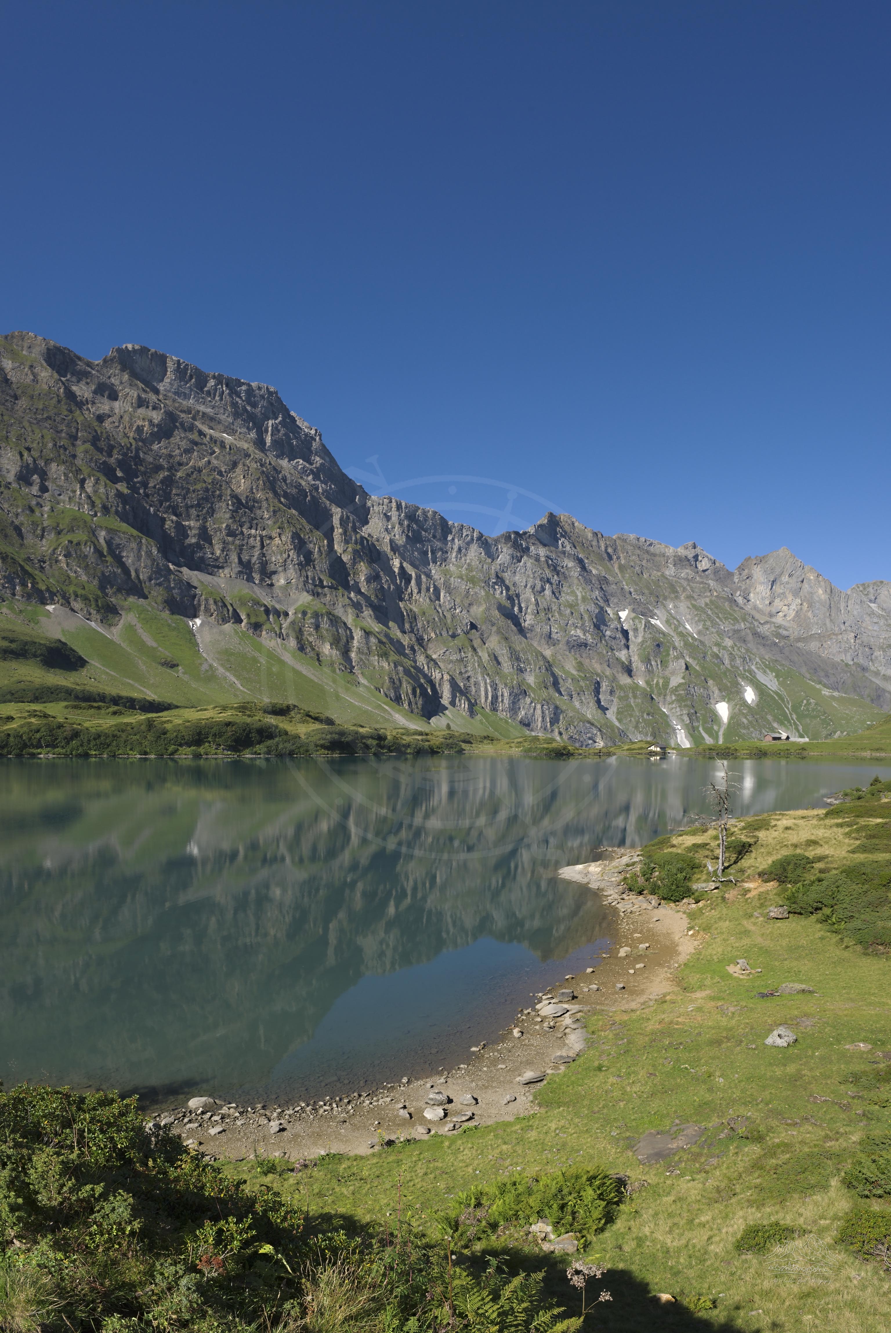 Panorama der Bergseen Truebsee im Sommer in Nidwalden, Schweiz