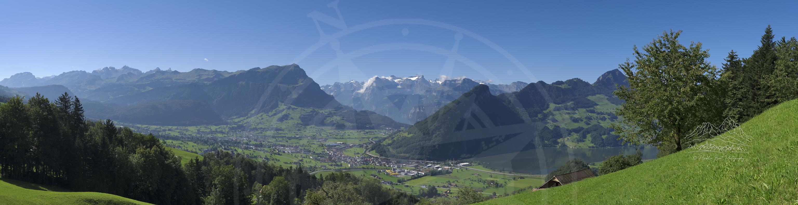 Panoramablick im Sommer über das Engelstocktal in Schwyz, Schweiz