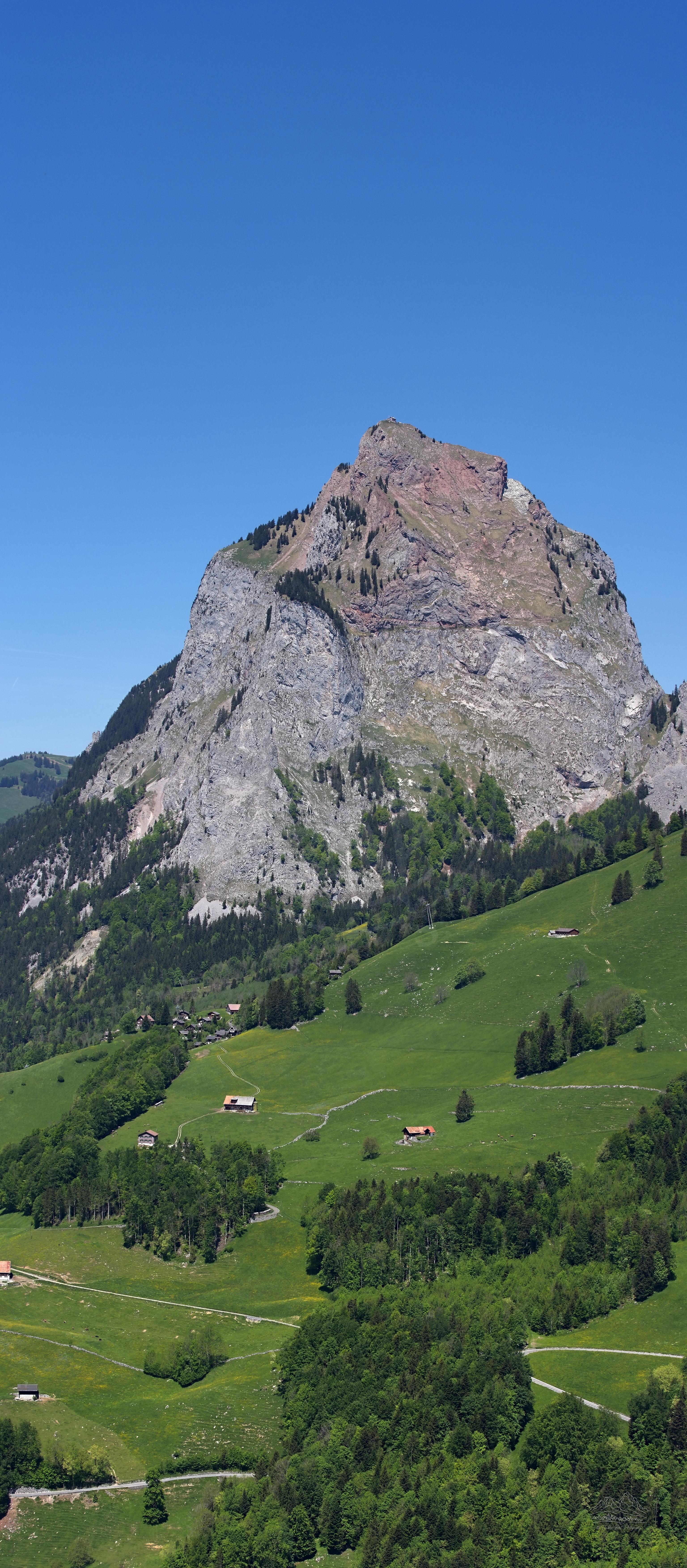 Panorama printanier du mont Fallenfluh à Schwyz, Suisse
