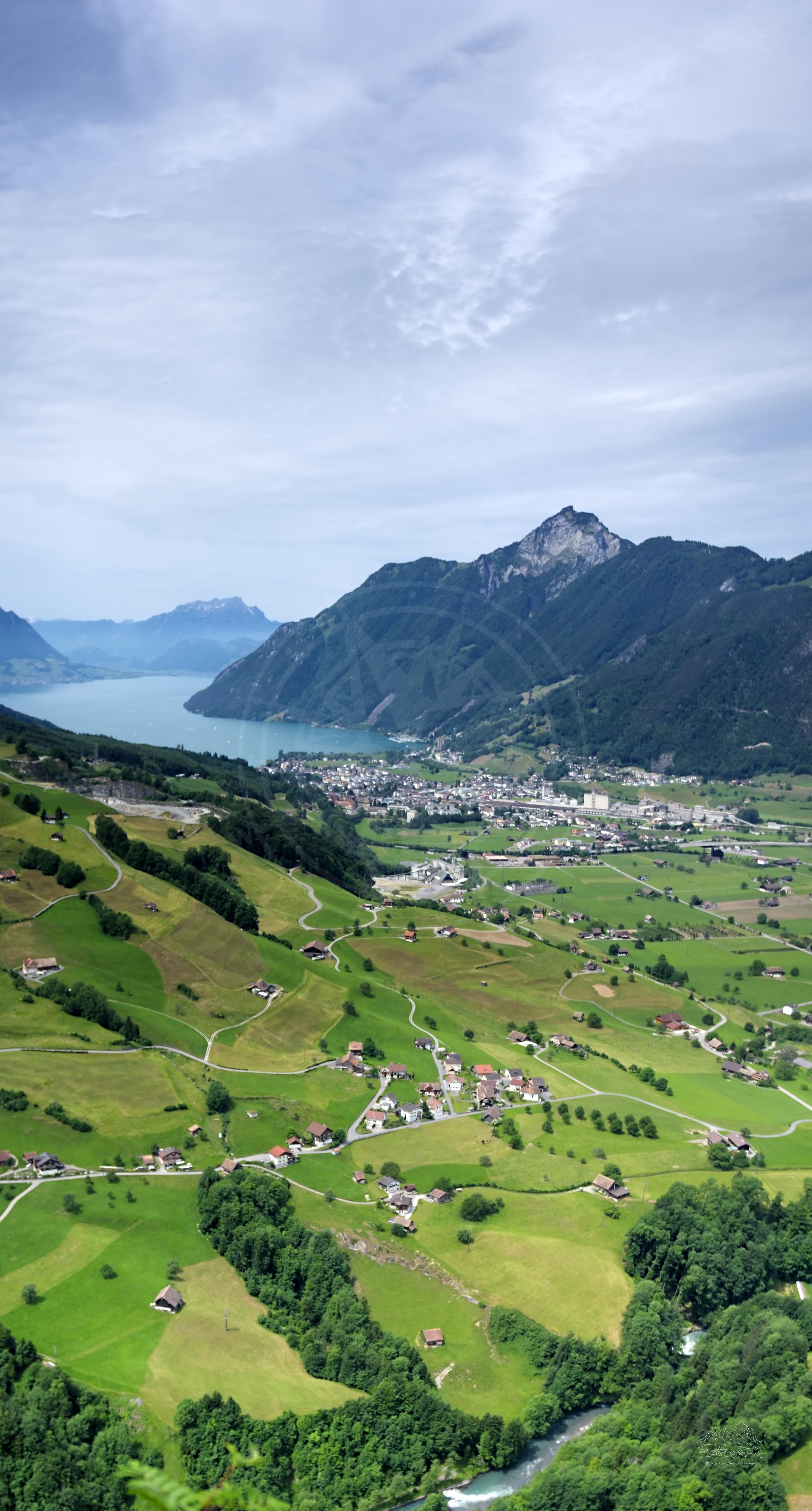 Panoramablick auf das Sommerliche Tal bei Gibelhorn, Schwyz, Schweiz