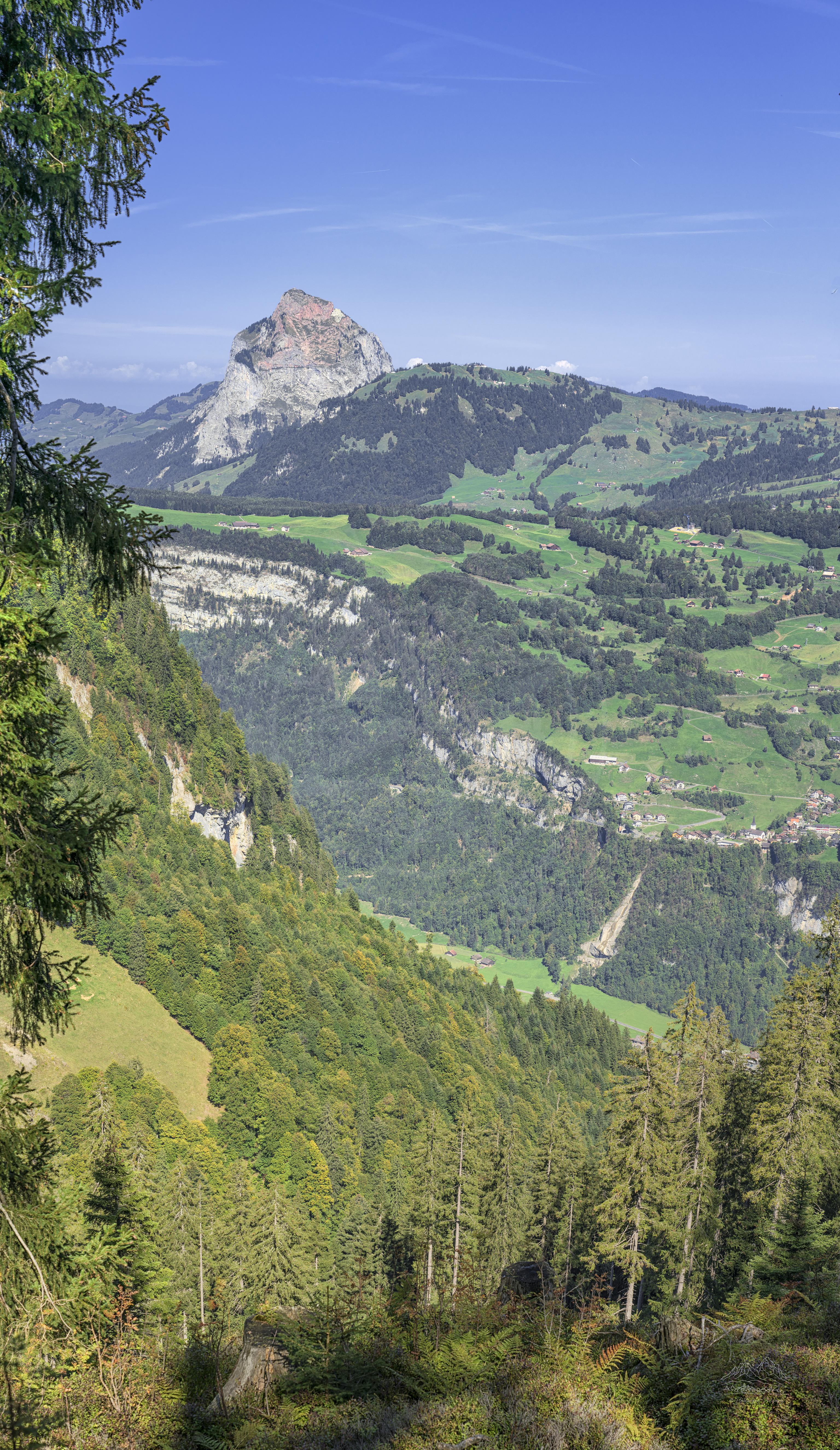 Herbstpanorama vom Höch Weidli Aussichtspunkt, Muotathal, Schweiz