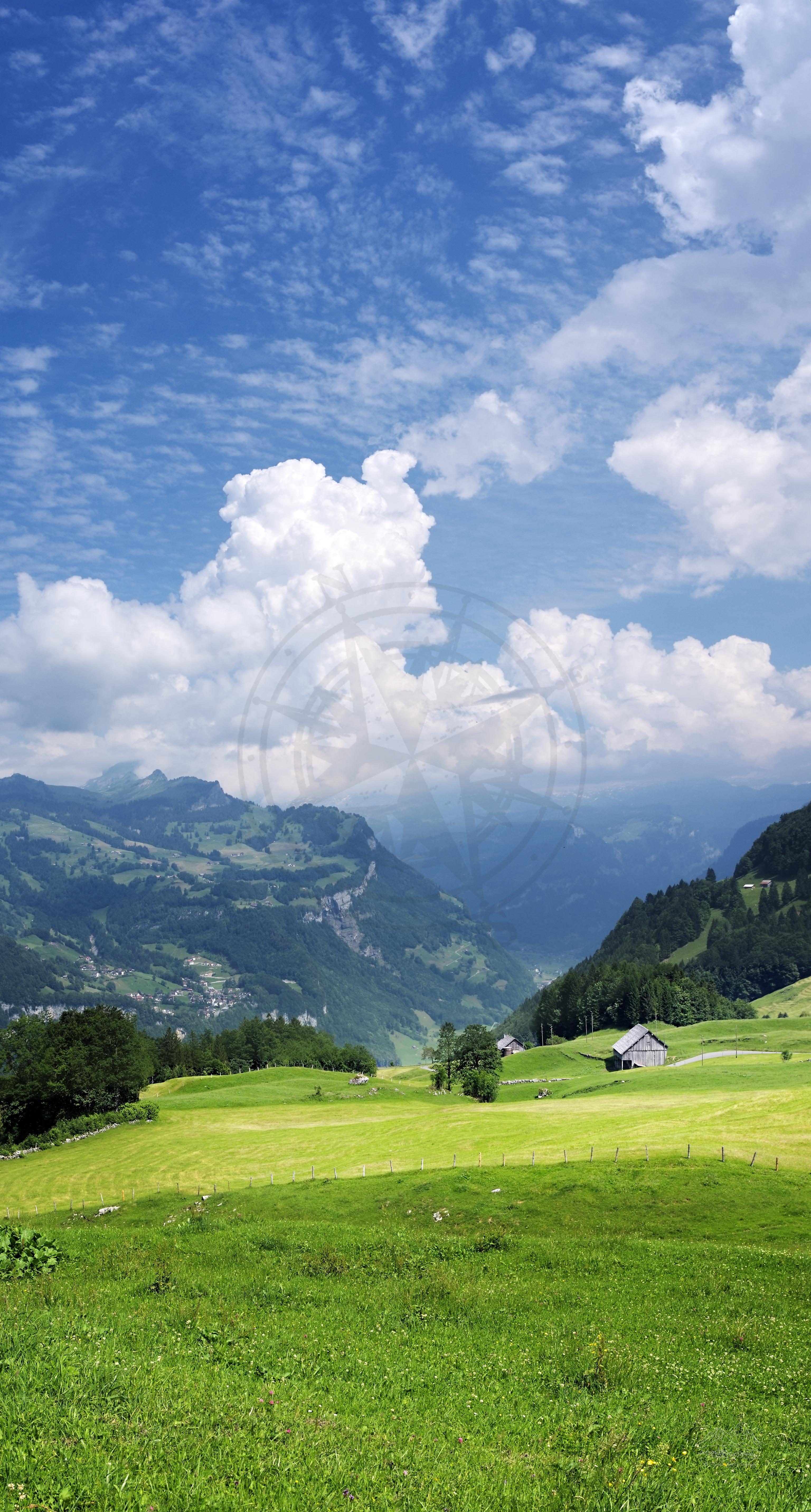 Sommerliches Panoramabild vom Tal an der Stoosstrasse, Muotathal, Schweiz