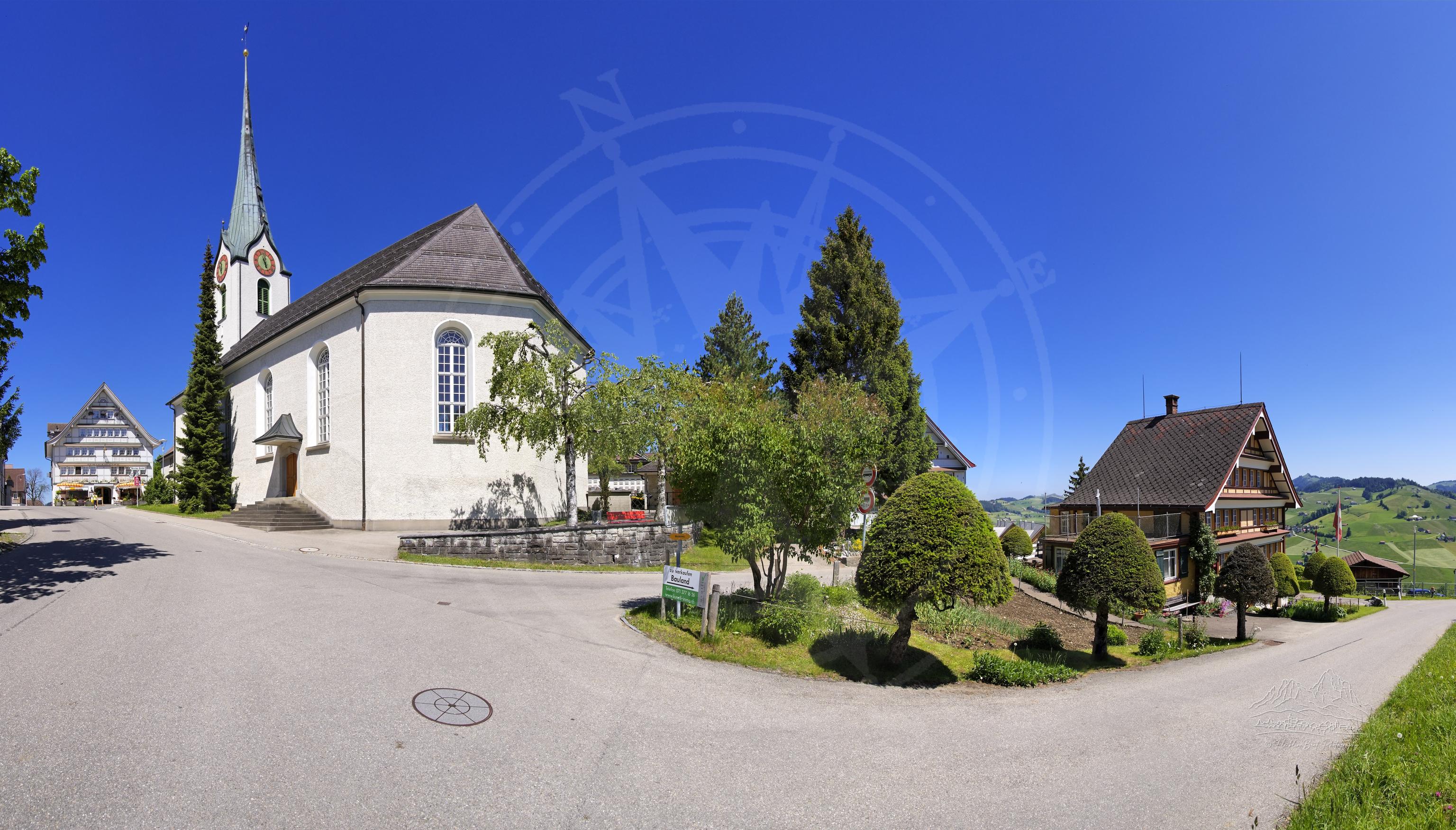 Frühlingspanorama historischer Dorfarchitektur in Hemmberg