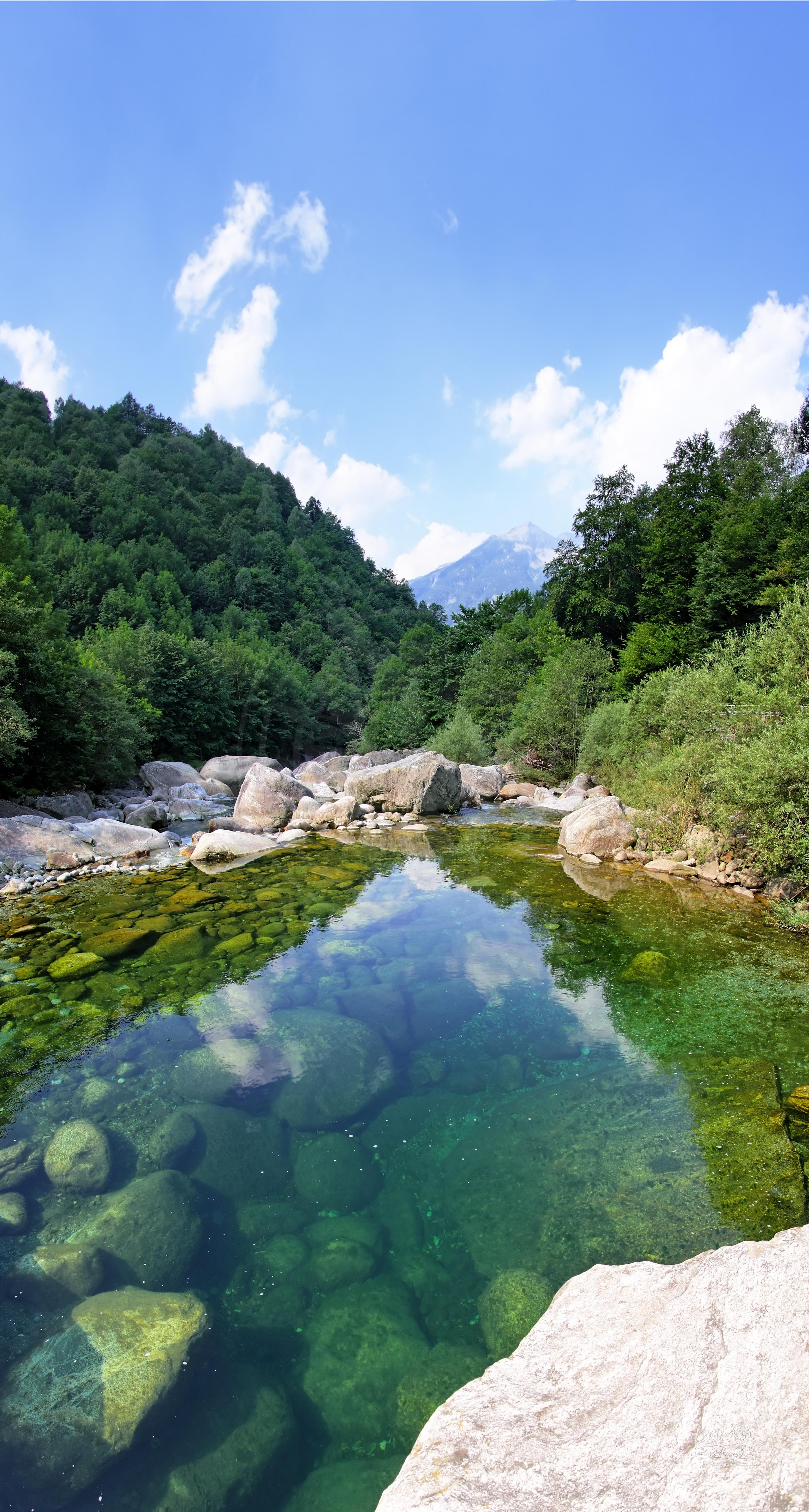 Sommer-Panorama eines Bergsees und Tals im Valle Maggia, Tessin