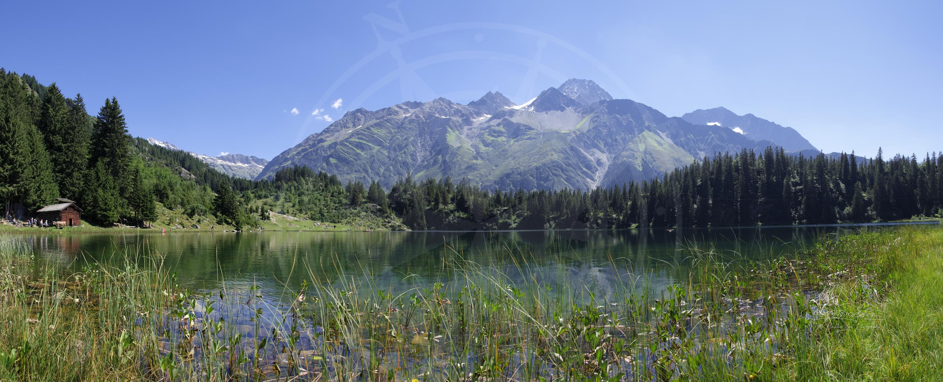 Sommerpanorama des Bergsees Golzernsee am Strandbad Golzerensee, Uri