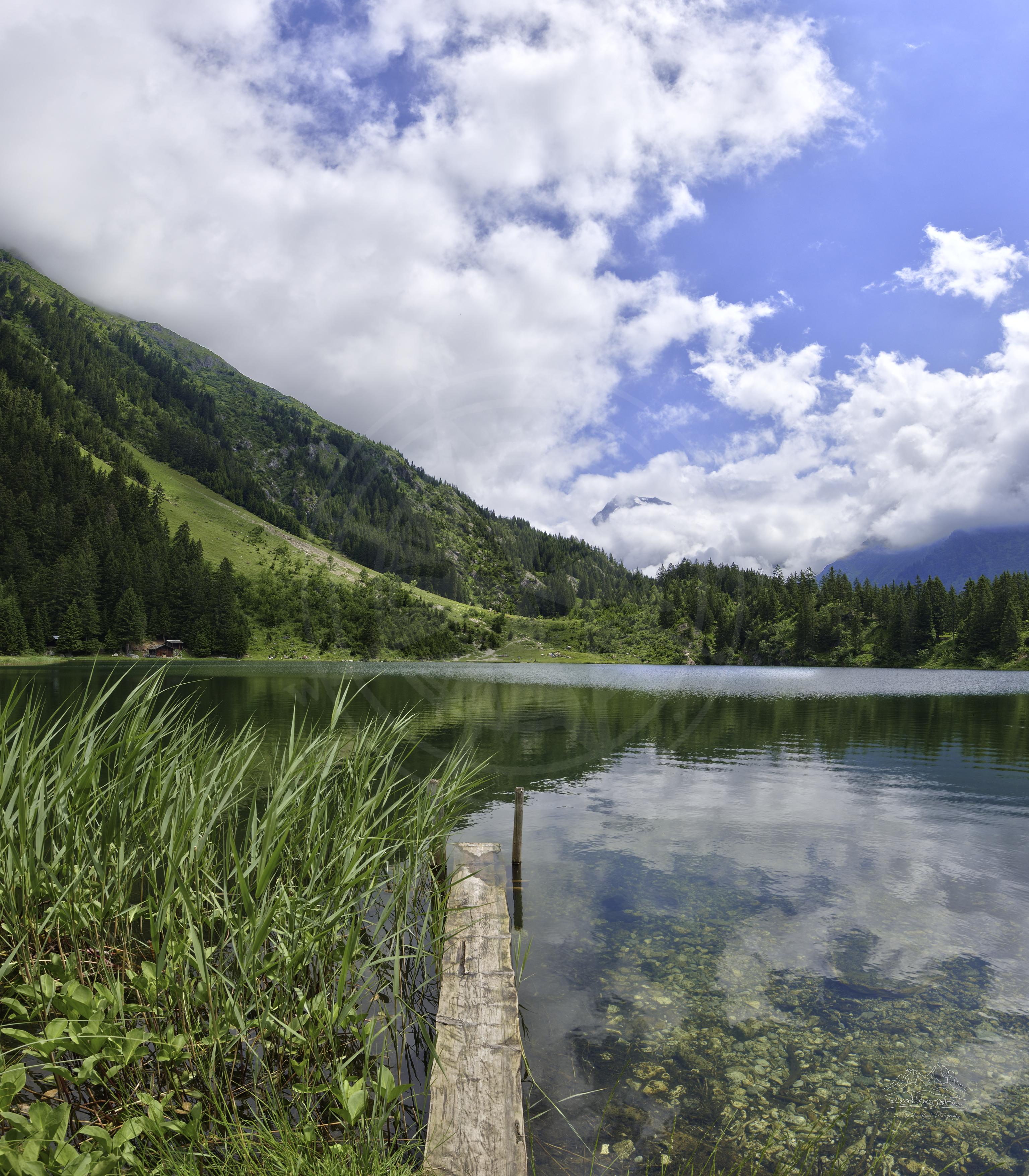 Sommerpanorama des Bergsees Golzernsee in Uri, Schweiz
