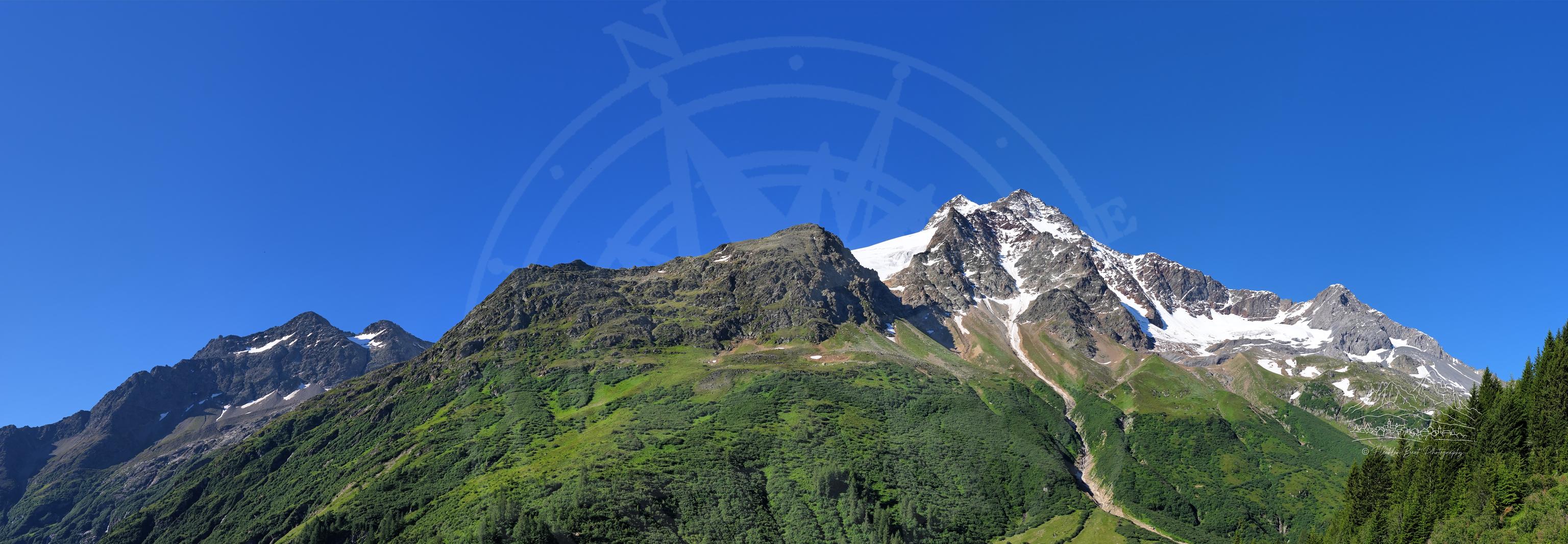 Sommerpanorama der Berglandschaft an der Sustenstrasse, Wassen, Uri, Schweiz