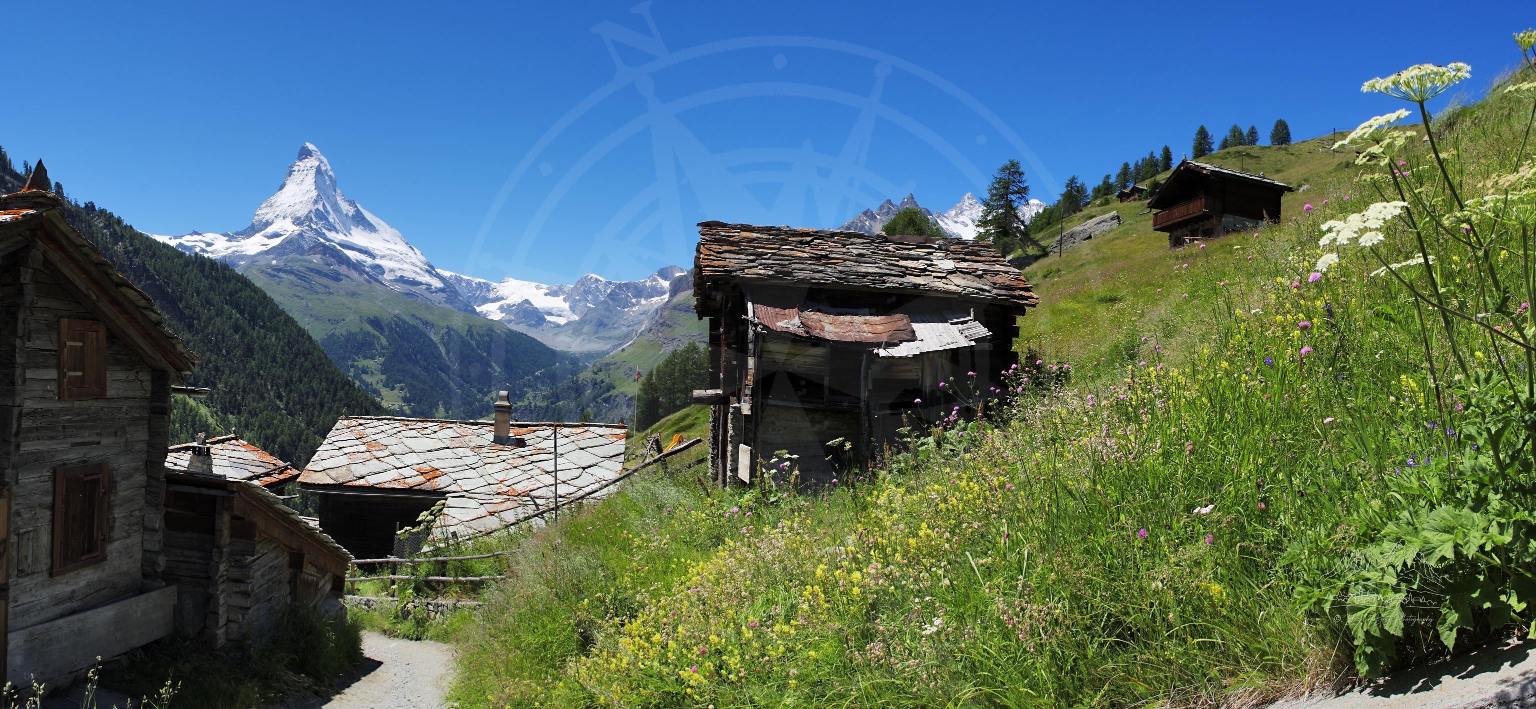 Panorama des Dorfes Findeln mit Matterhorn im Sommer in Zermatt