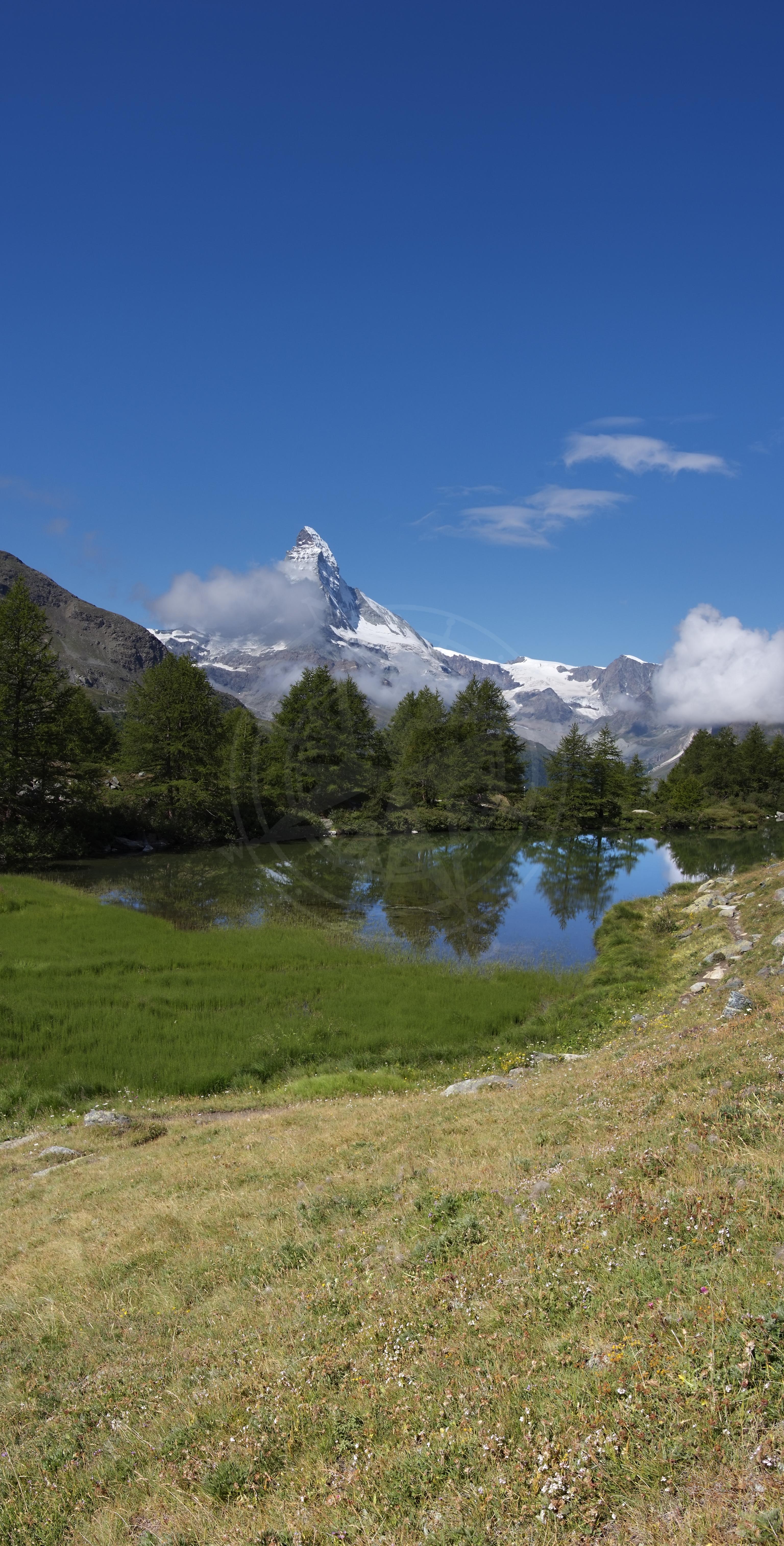 Panorama estival du lac de montagne Grindijsee à Zermatt, Suisse