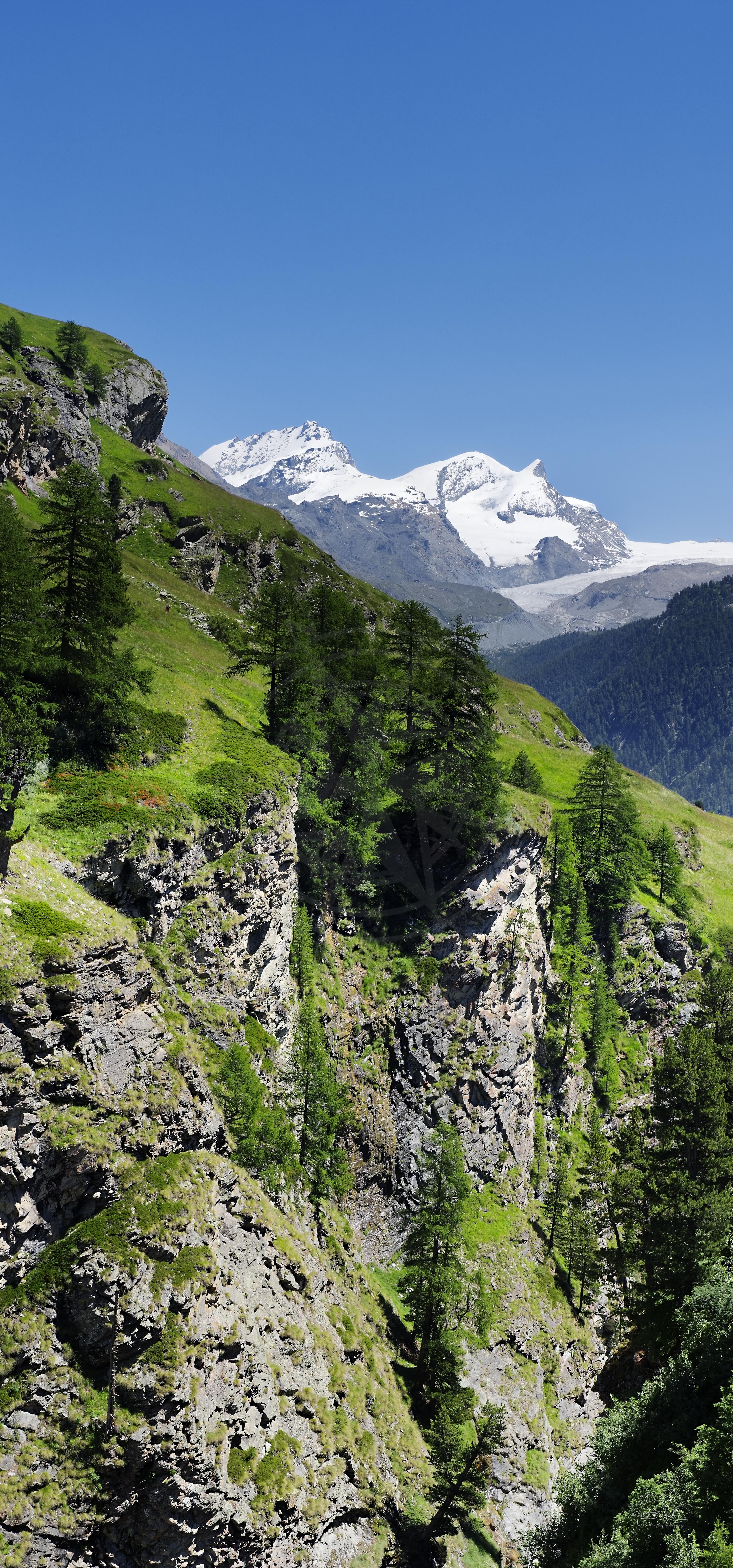 Sommer Panorama der Berge bei Staffel in Zermatt, Schweiz