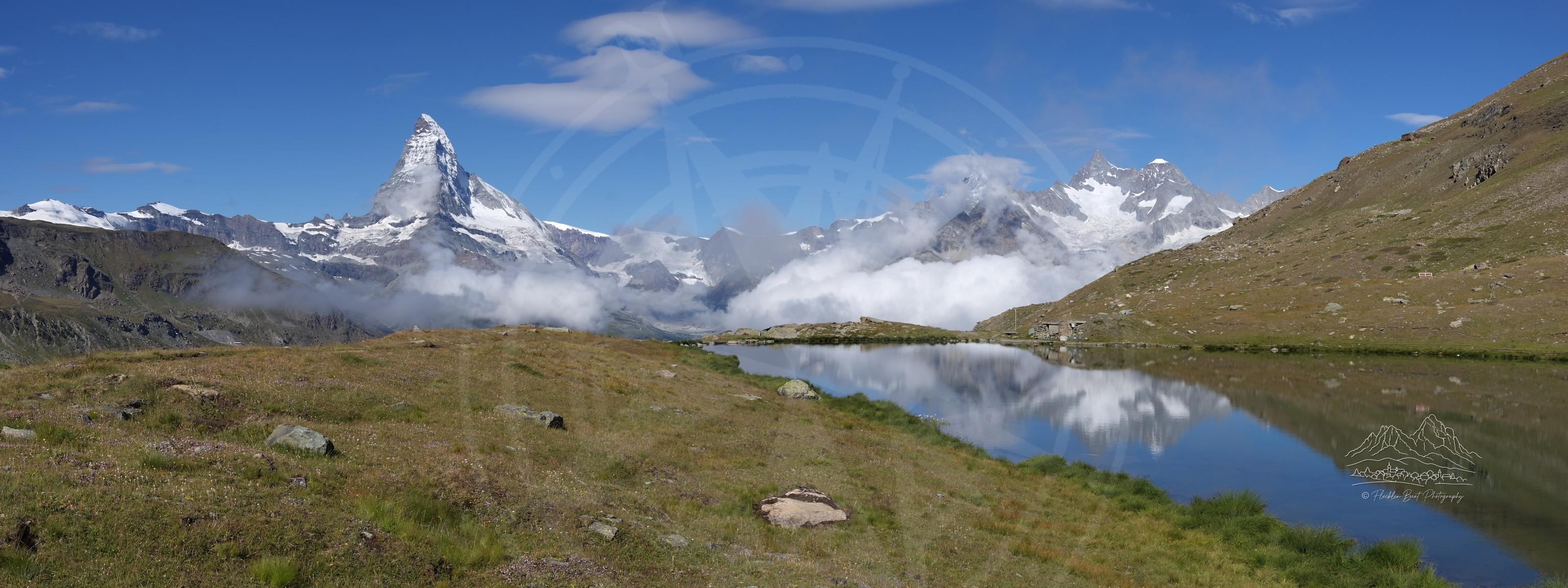 Panorama Estivo del Lago di Montagna Stellisee vicino a Zermatt