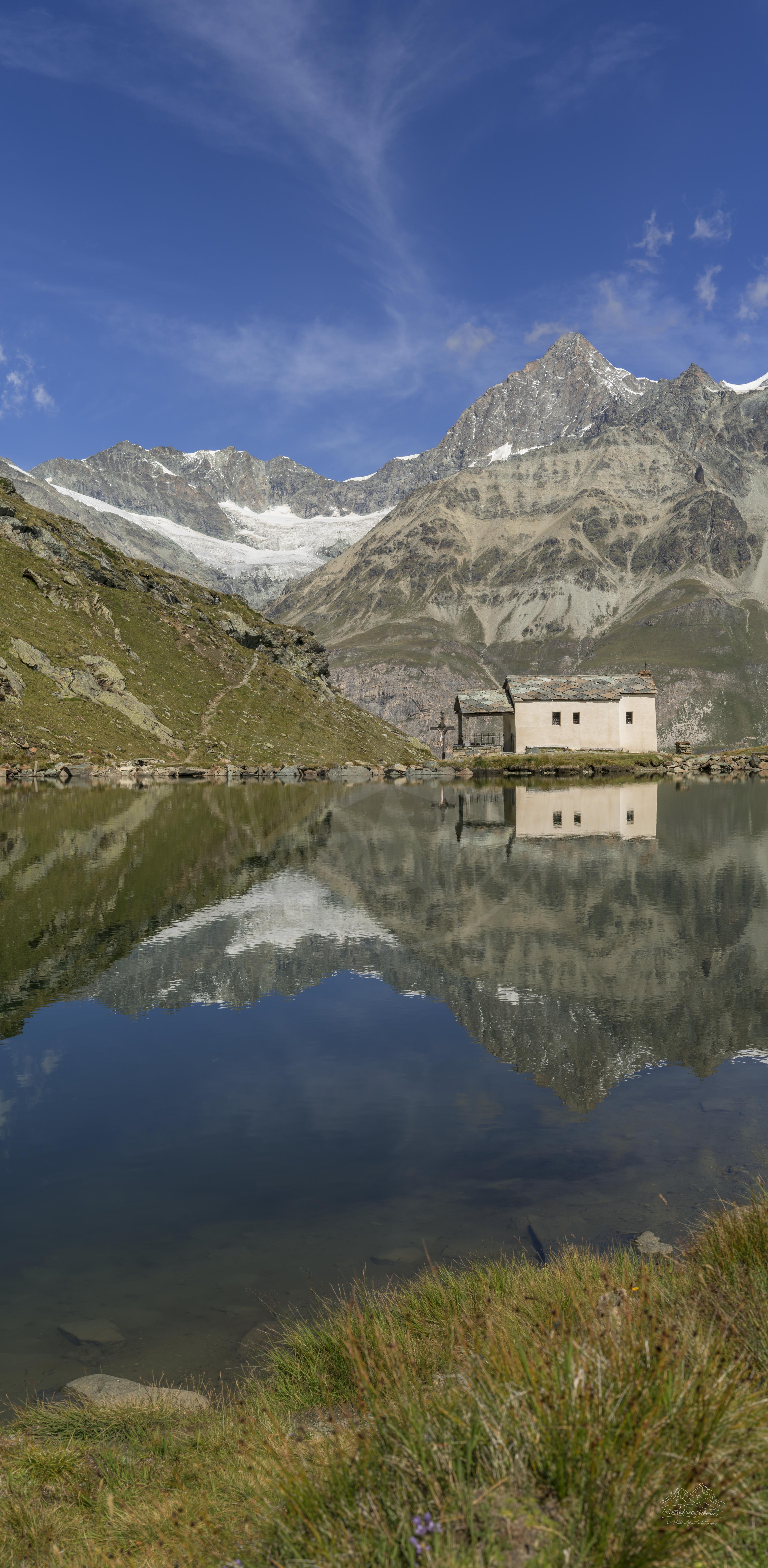 Panoramablick im Sommer am Trockenen Steg bei Zermatt mit Kapelle und Matterhorn