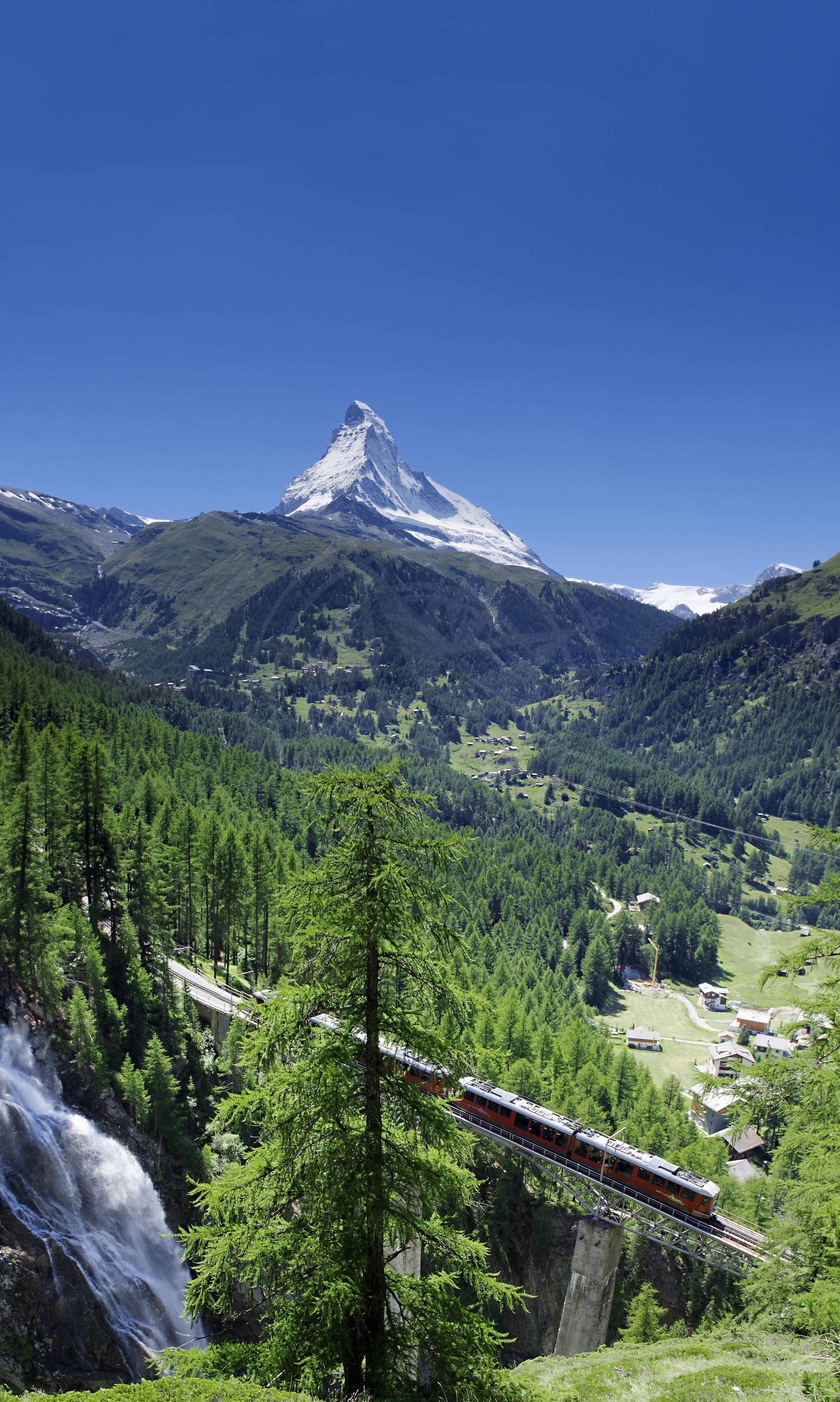 Panoramablick auf das Findelenbachviadukt Tal in Zermatt im Sommer