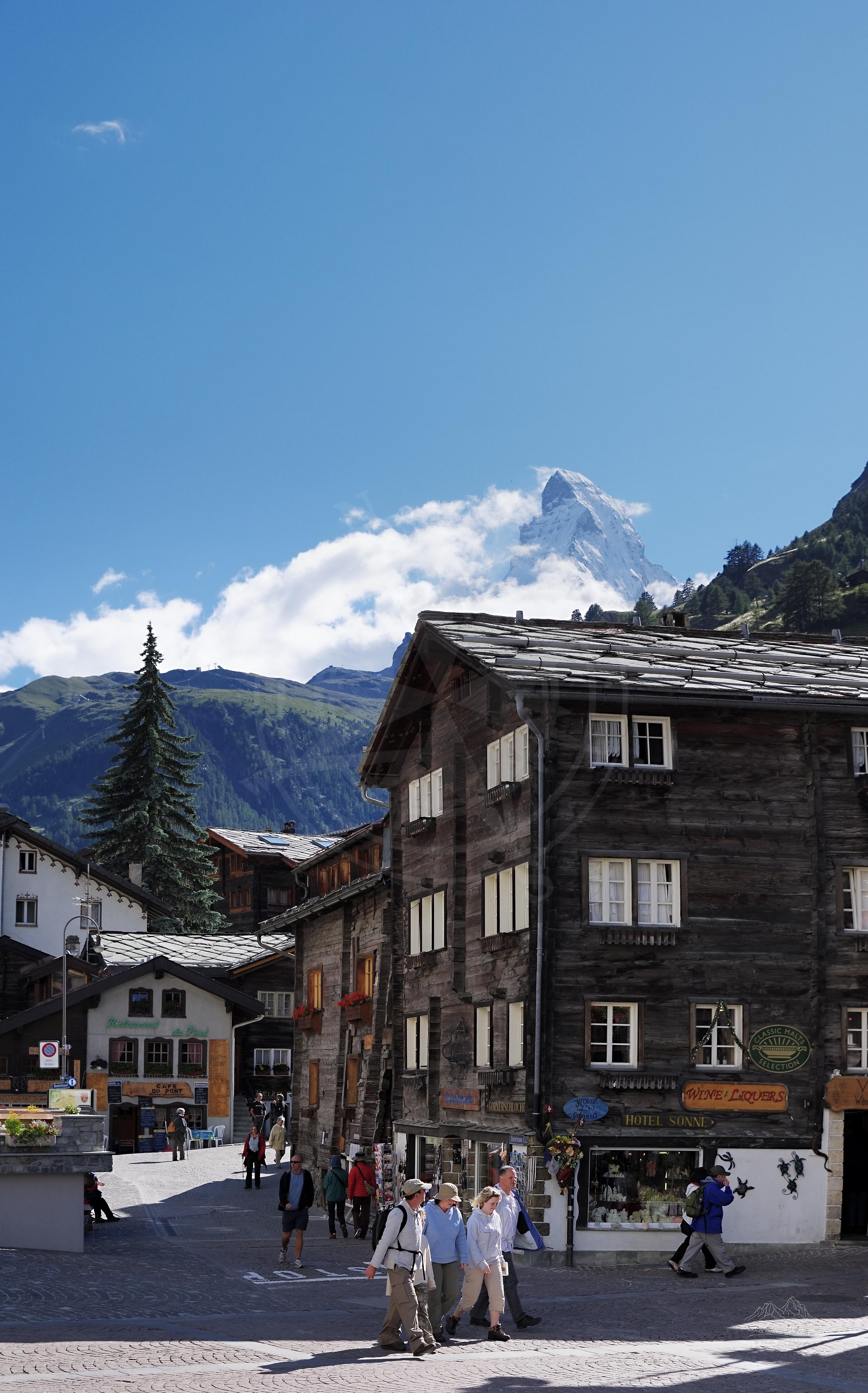 Panoramablick im Sommer auf die Stadt Zermatt von der Am Bach Straße