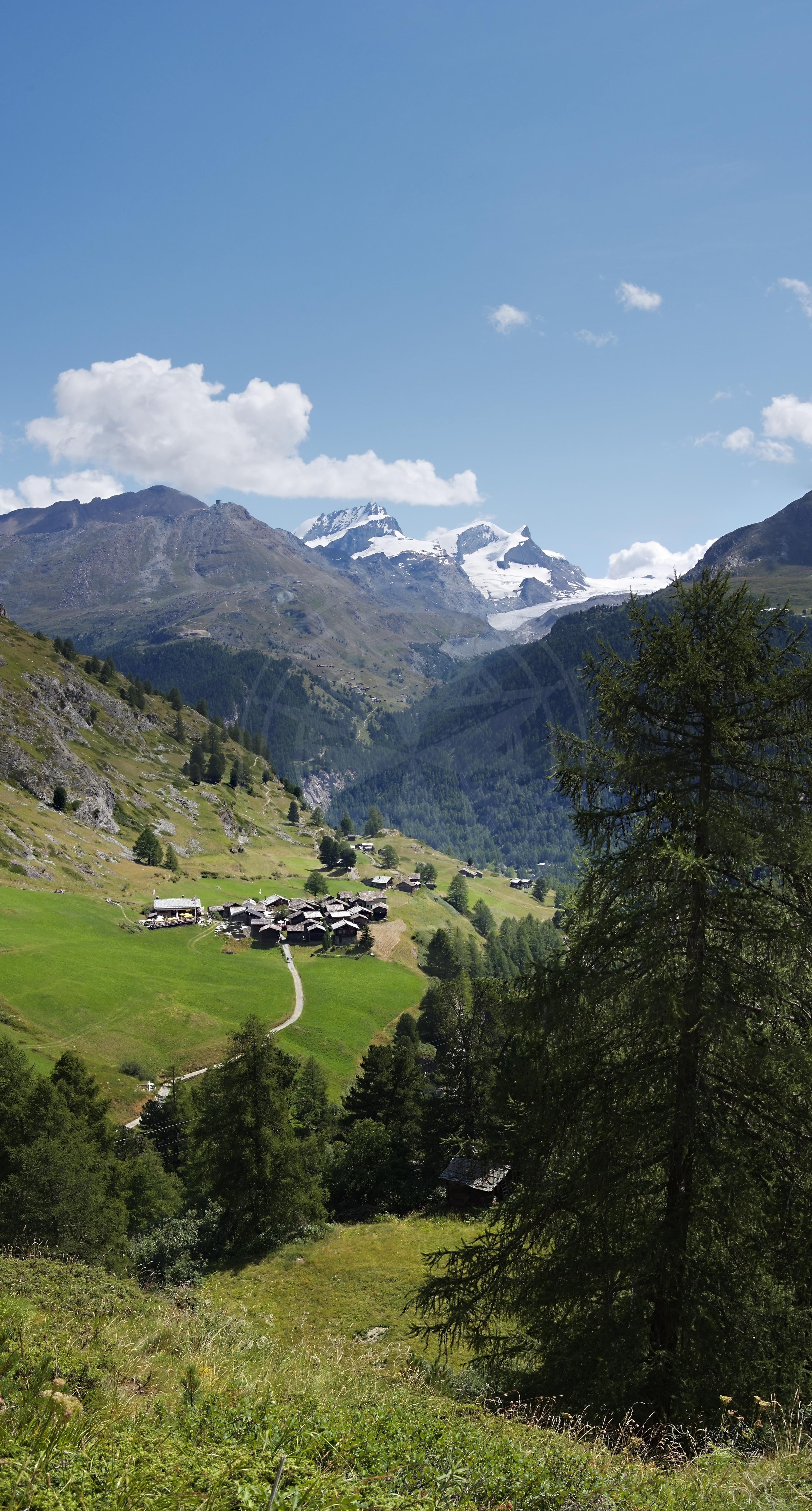 Sommerpanorama des Zmutt-Tals bei Zermatt im Wallis, Schweiz