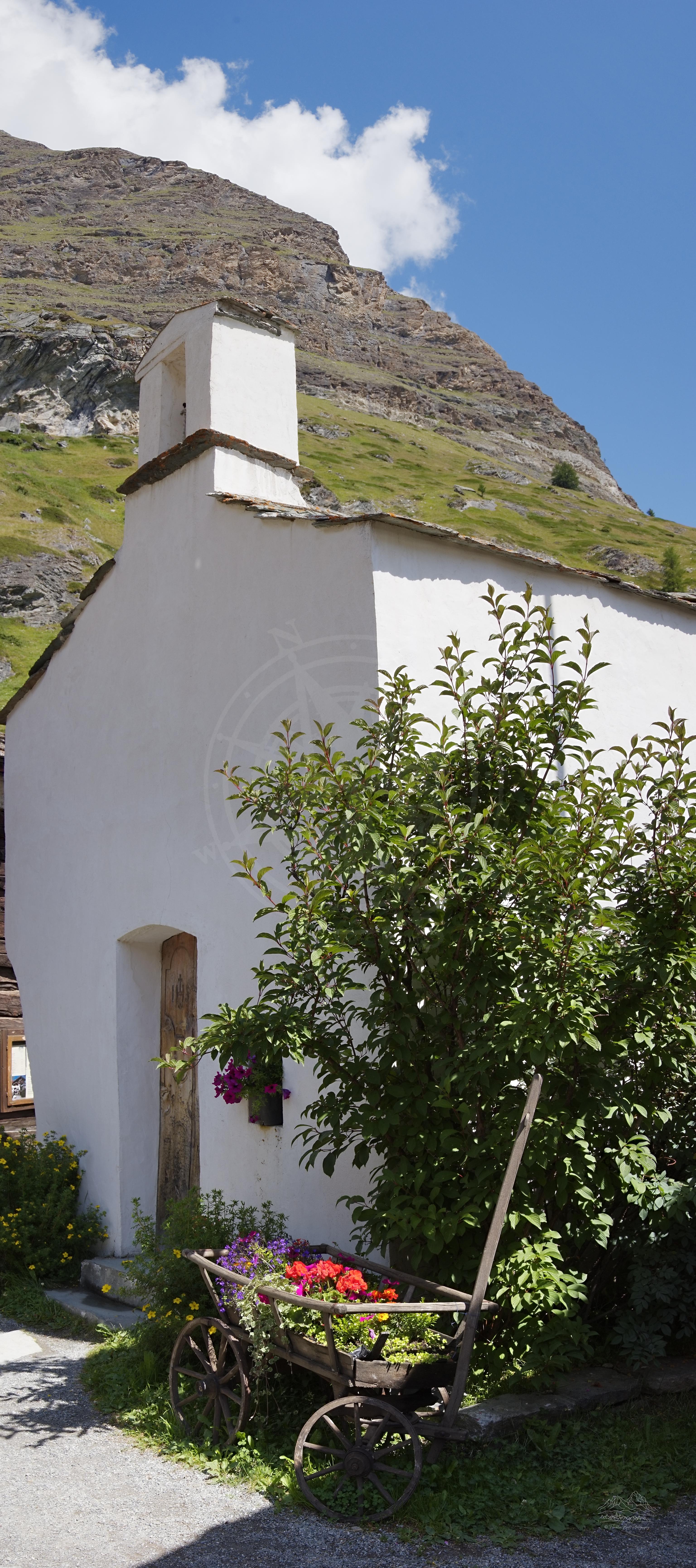 Sommerpanorama eines historischen Hauses im Dorf Zmutt bei Zermatt, Wallis