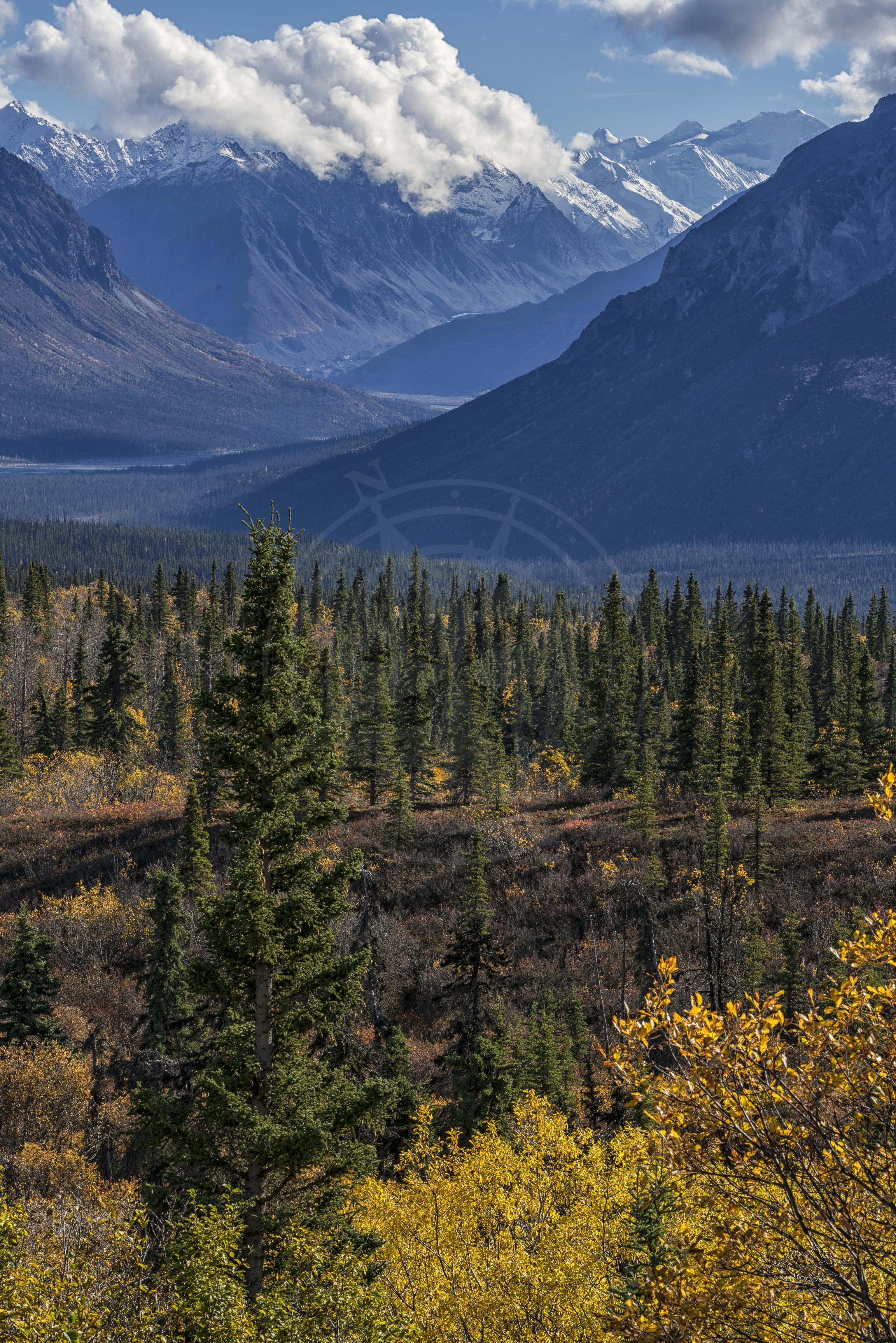 Panorama Autunnale di Lago di Montagna a North Harbor Drive, Valdez, Alaska