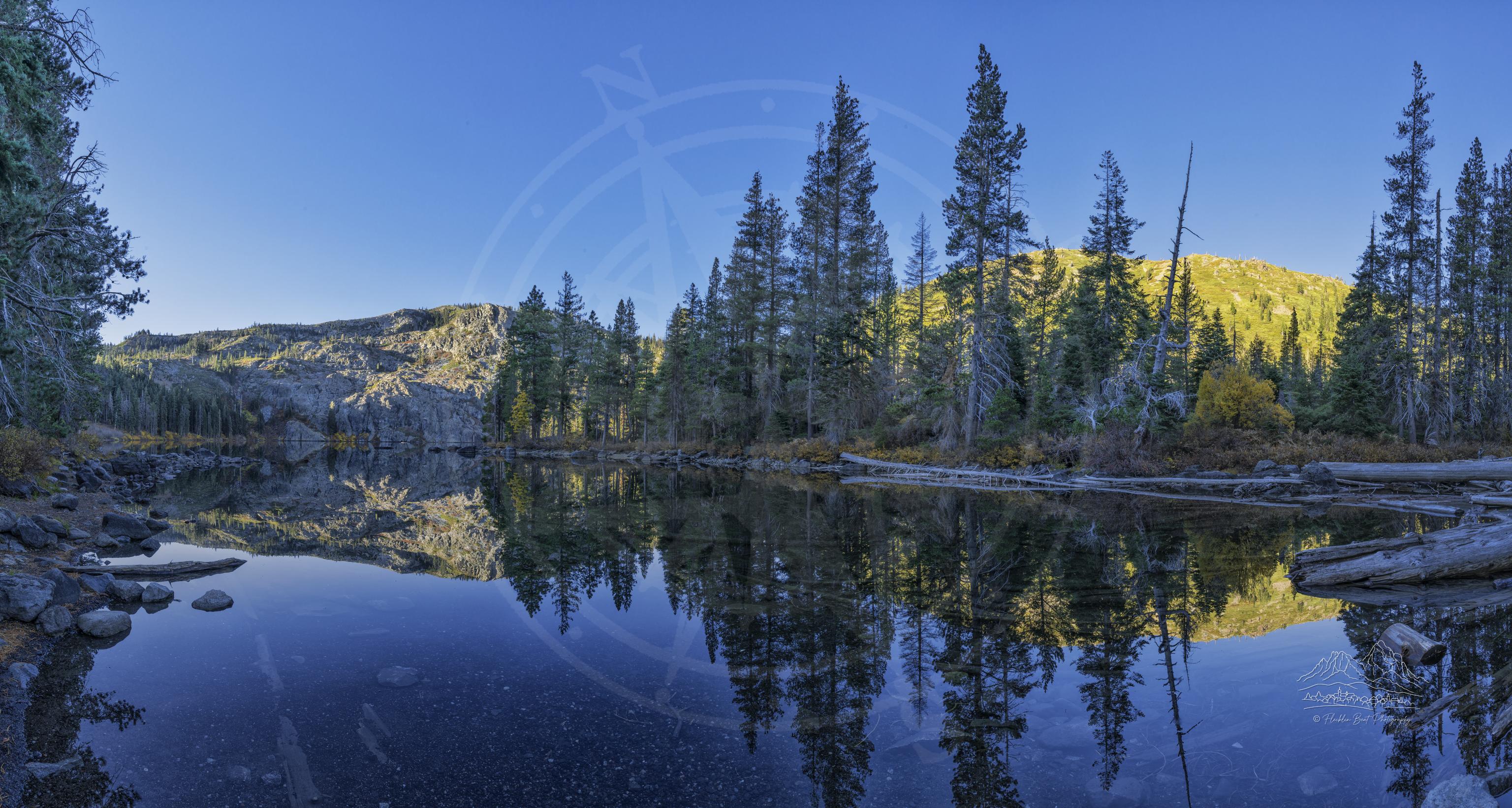 Panoramica Autunnale del Lago di Montagna e Foresta a Castle Lake Road, California