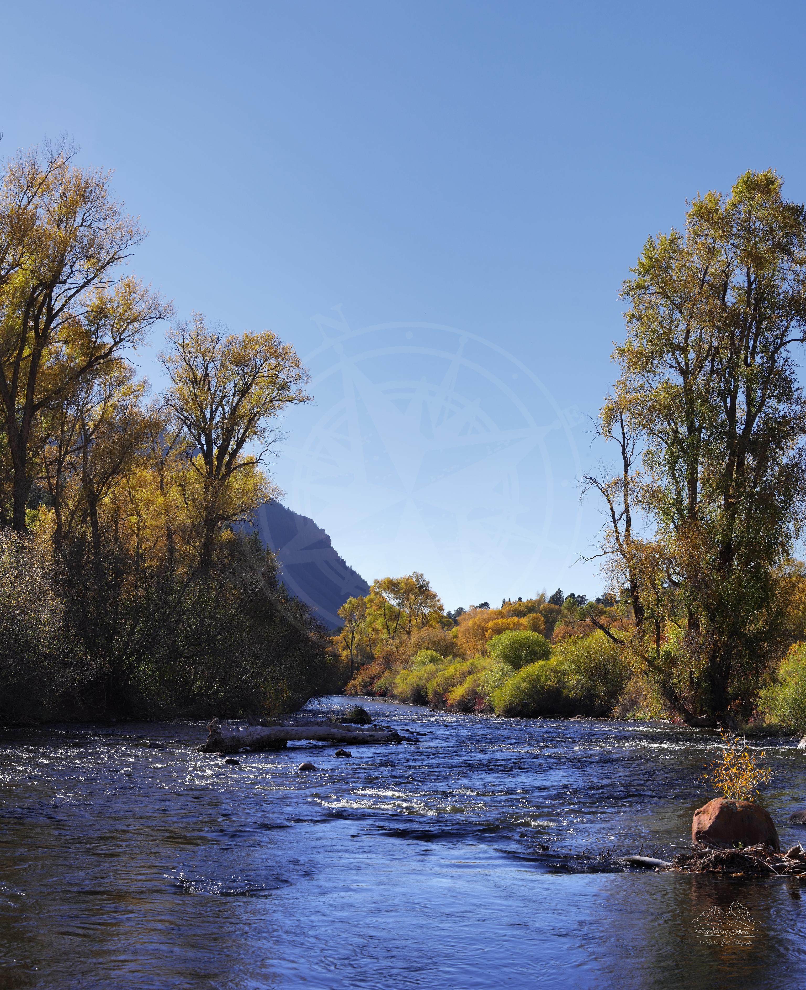 Herbstliche Flusslandschaft an der Frying Pan Road in Basalt, Colorado