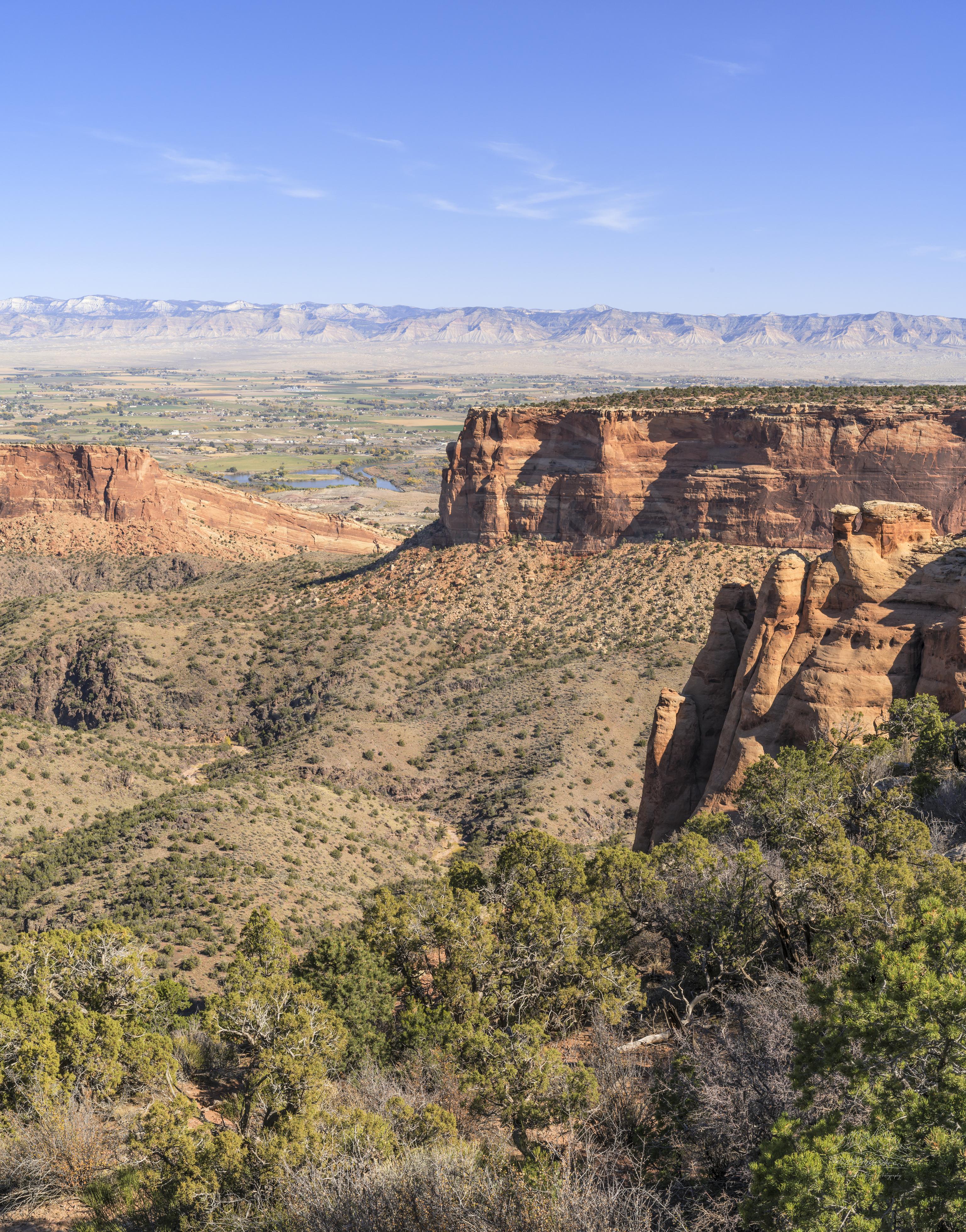 Panorama Autunnale della Rim Rock Drive con Vista sulla Canyon in Colorado
