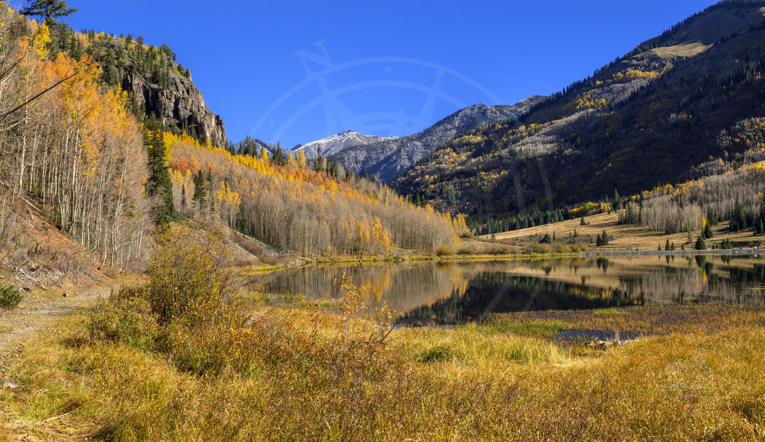 Panorama autunnale di lago di montagna sul Mears Trail Colorado