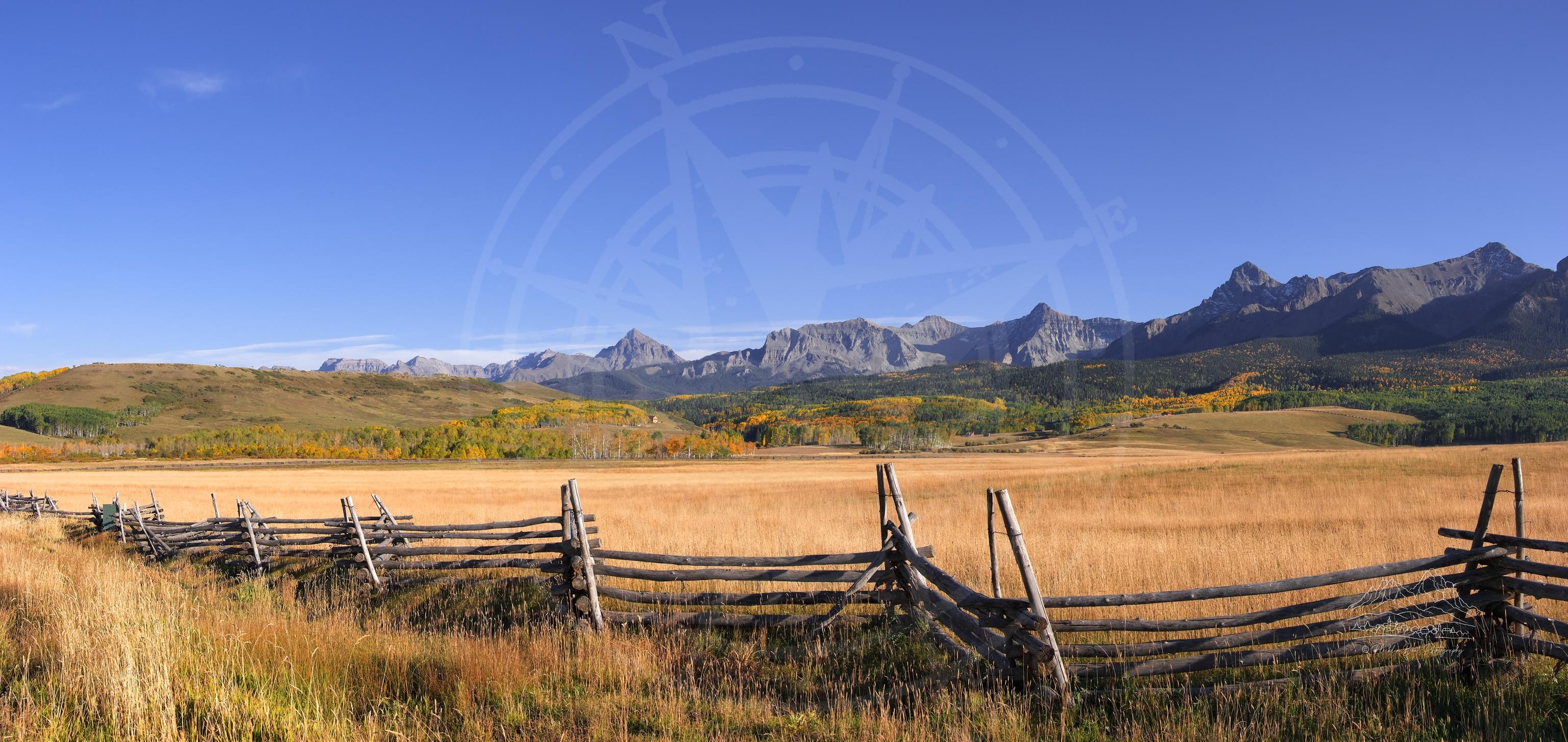 Panoramabild der herbstlichen Berglandschaft mit Wald und Holzzaun an der Last Dollar Road, San Miguel County, Colorado