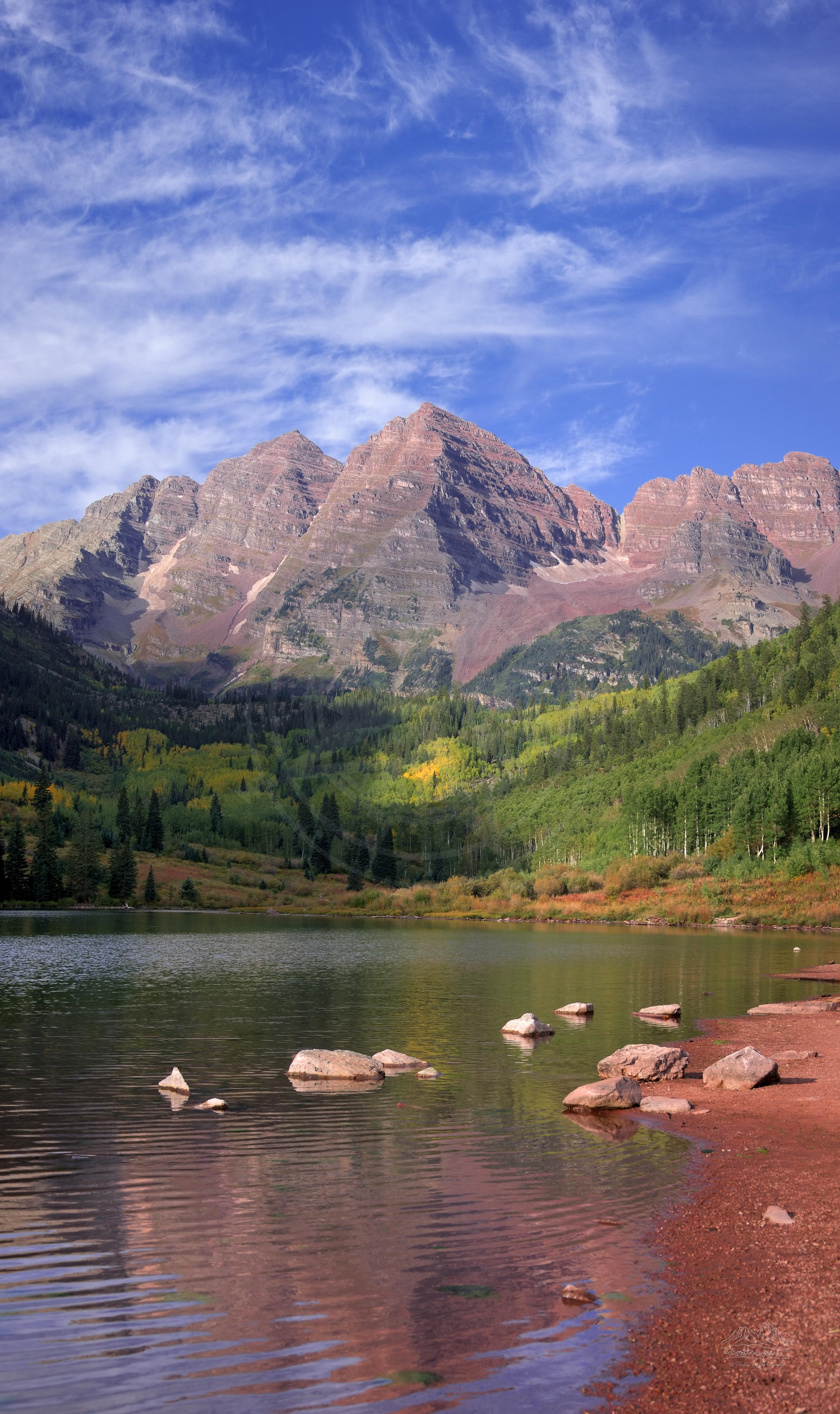 Herbstliche Panoramalandschaft am Maroon Lake Trail, Colorado