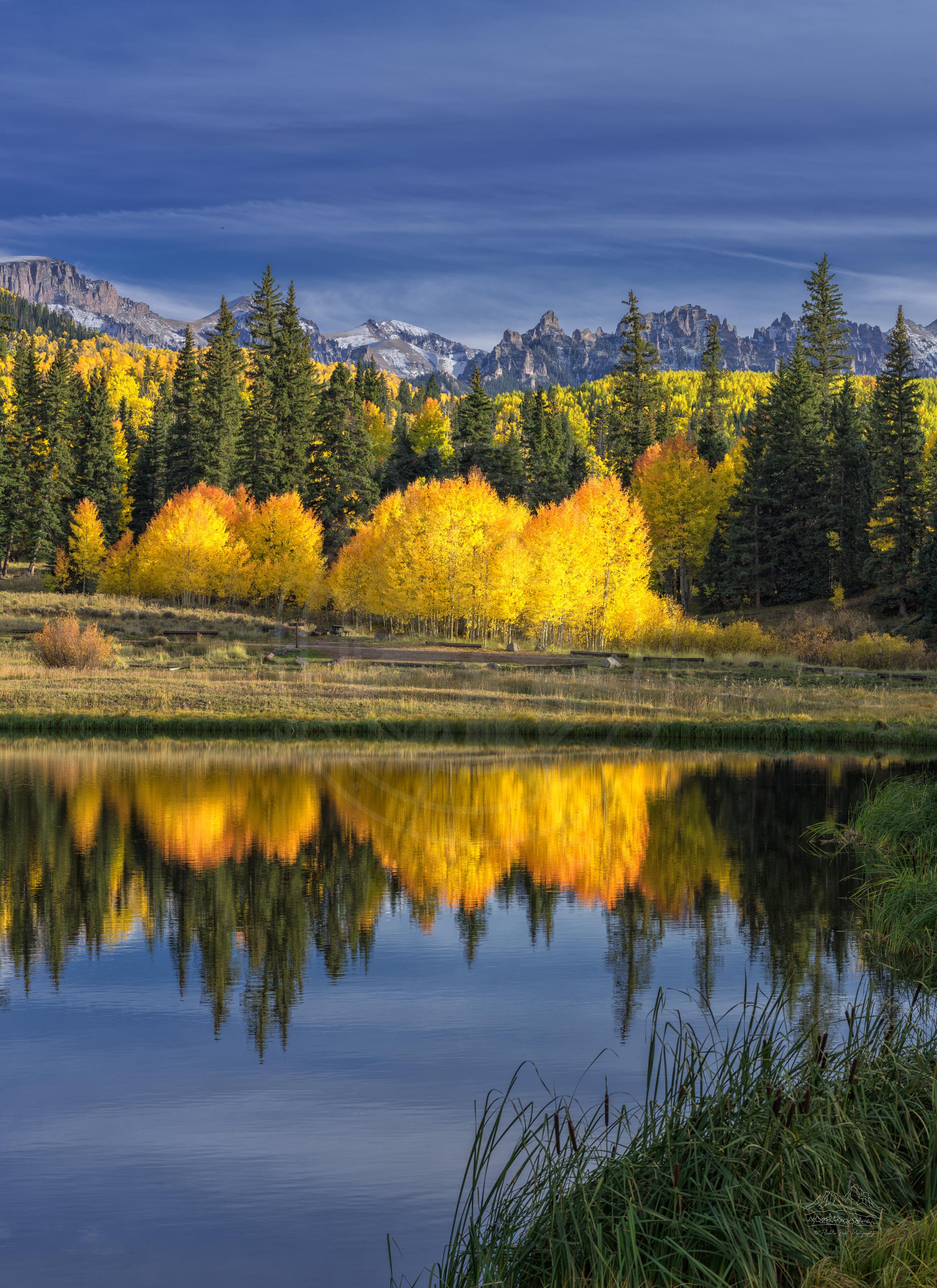 Panoramica autunnale del lago di montagna a Beaver Lake Trail Colorado