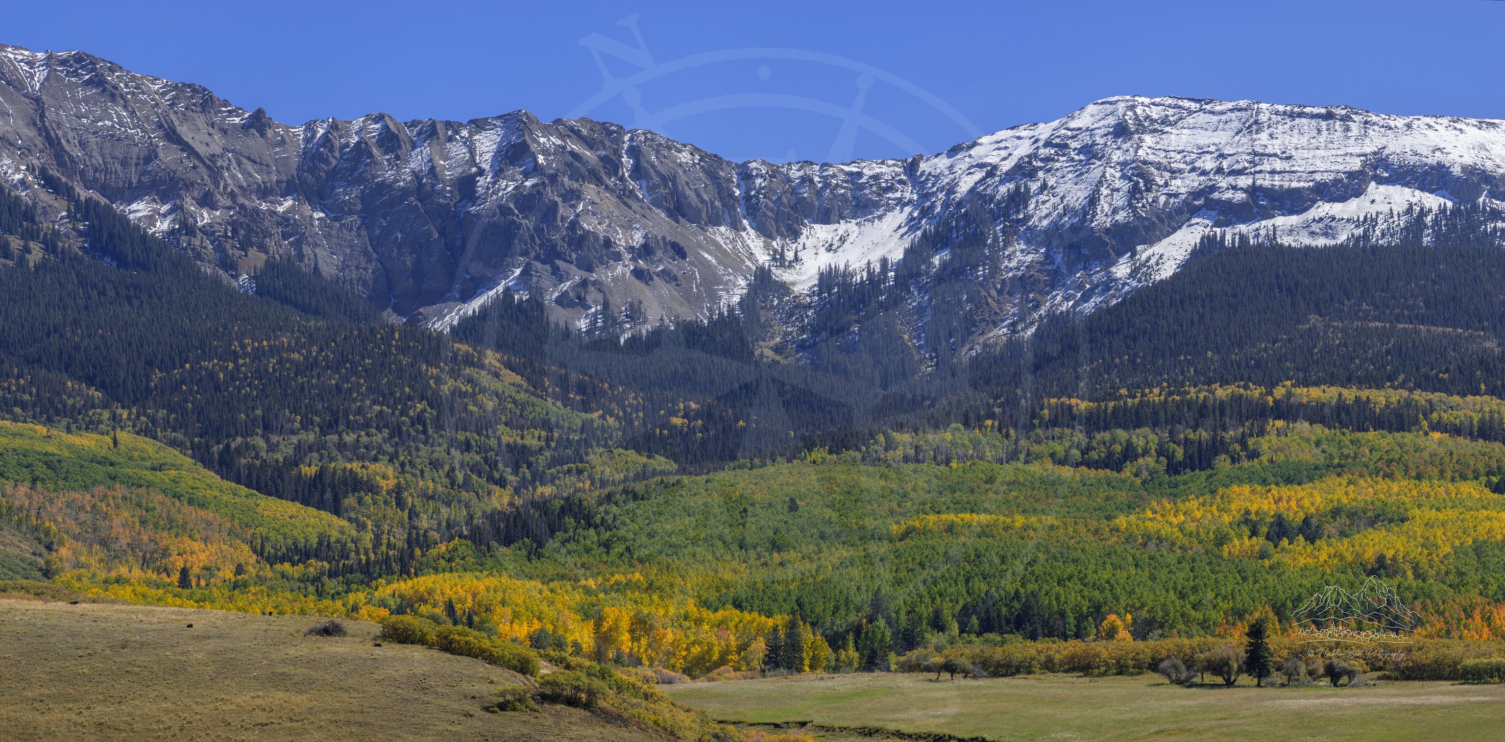 Panorama Autunnale della Catena Montuosa sulla County Road 58P, Colorado