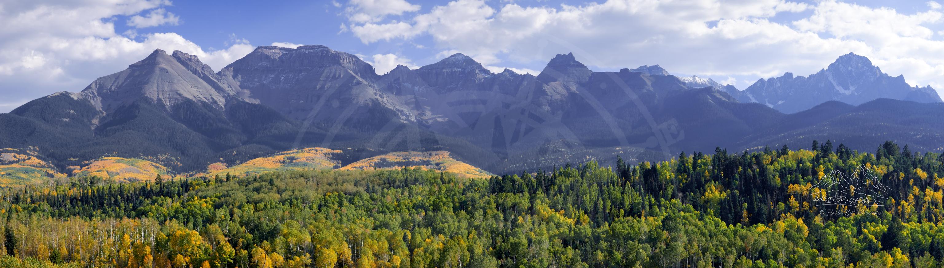 Herbst Panorama eines Bergtals in Hidden Meadow Lane, Ouray County, Colorado