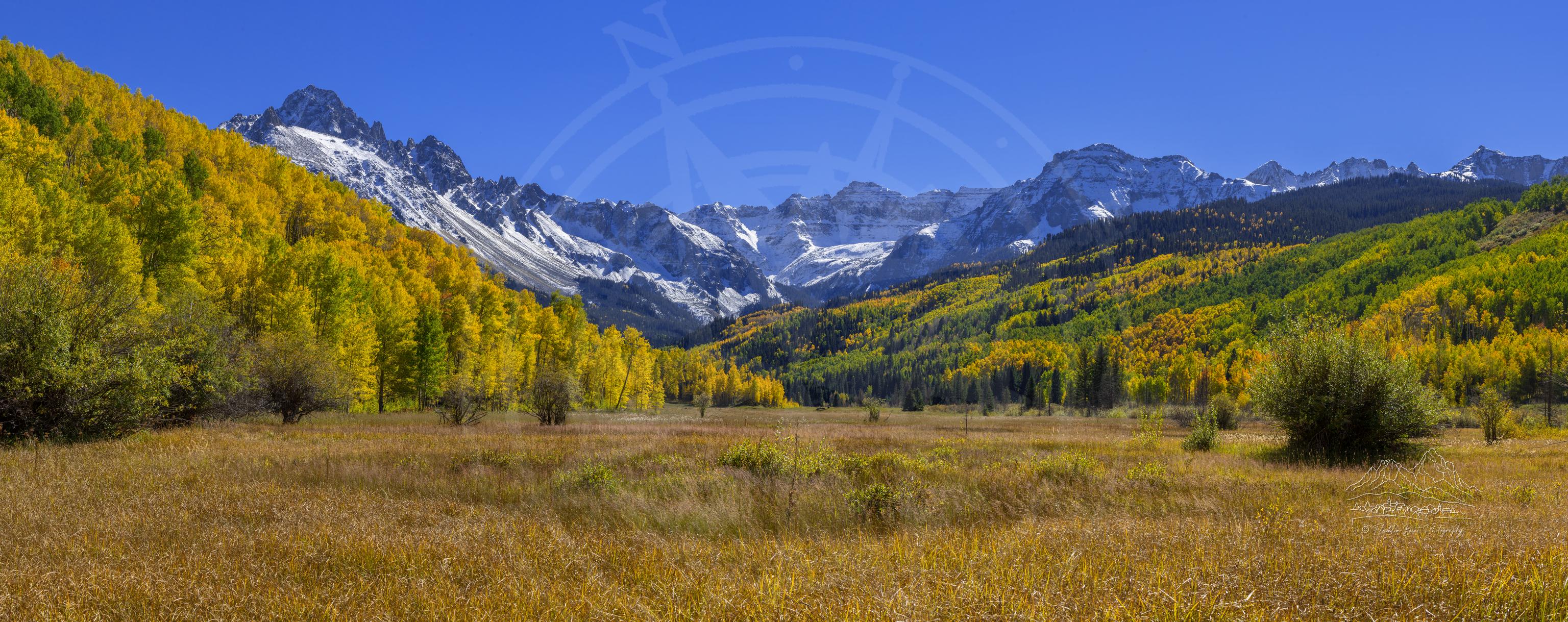 Panoramica autunnale della valle montana lungo East Dallas Road, Colorado