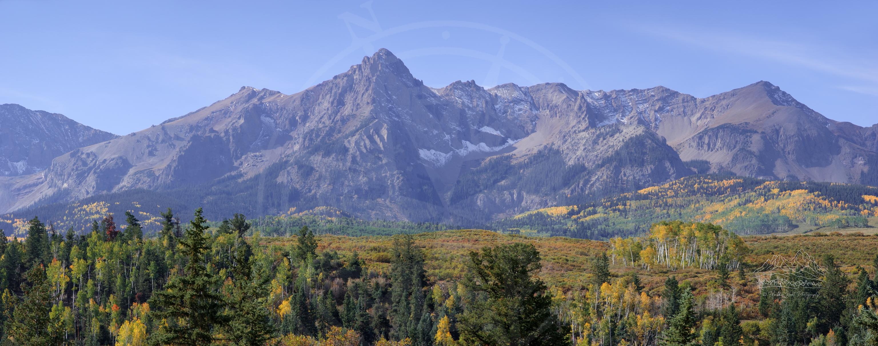 Herbstliche Berglandschaft an der CR 9 im Ouray County, Colorado