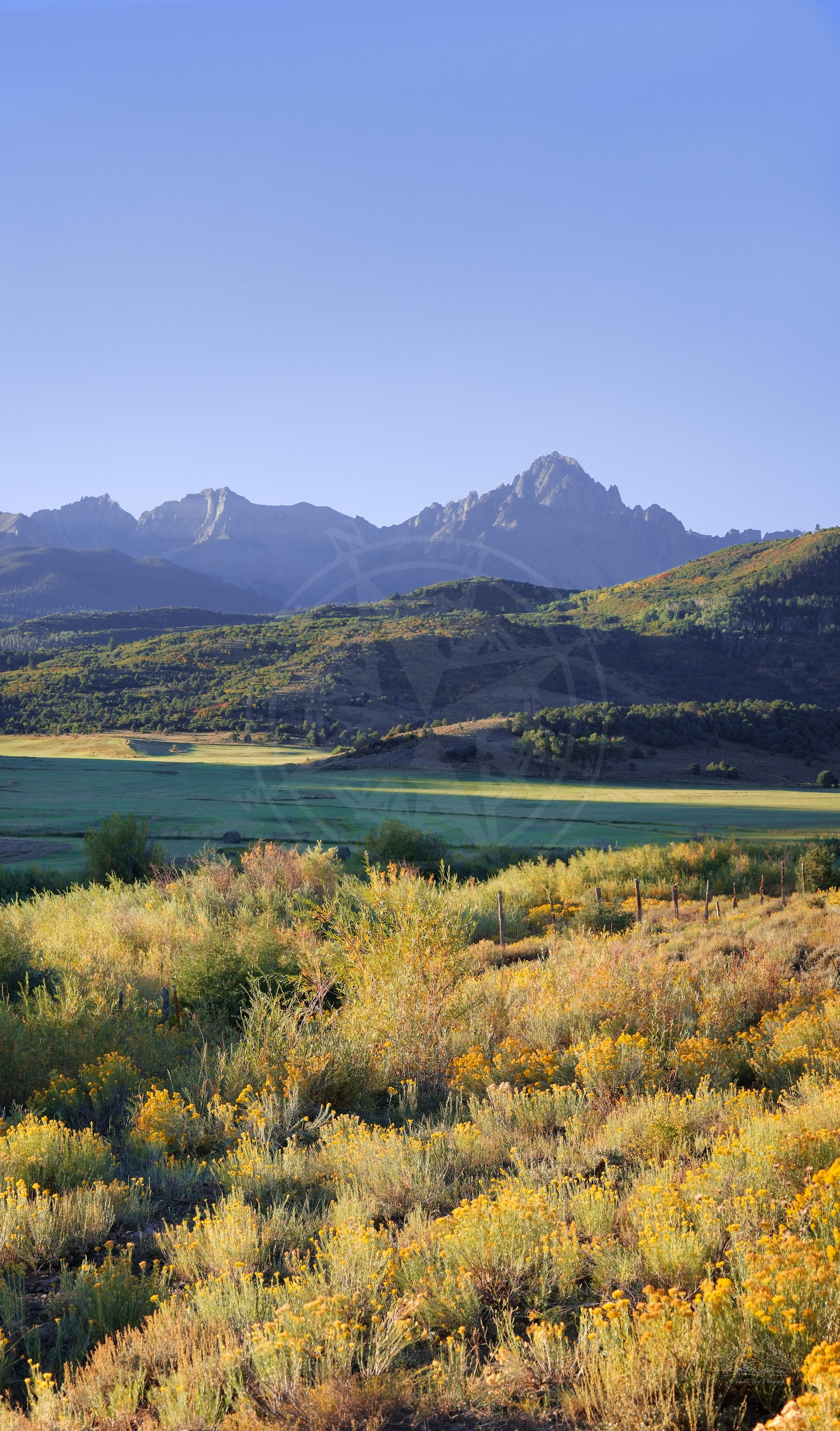 Herbst-Panorama der CR 9 Landstraße bei Sonnenaufgang mit Mount Sneffels in Colorado