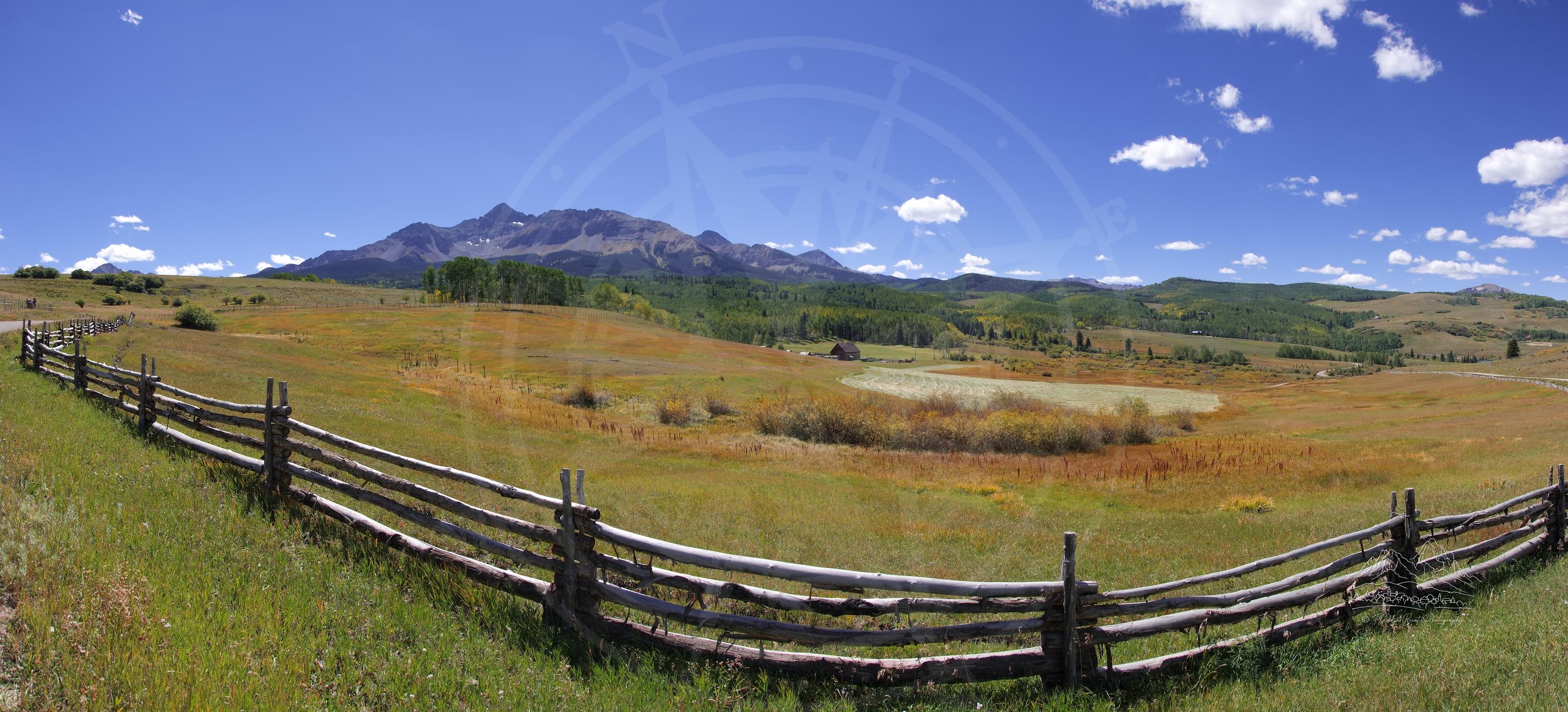 Herbstliche Panoramaaufnahme von Farmland und Bergen an der Silver Pick Road, Colorado