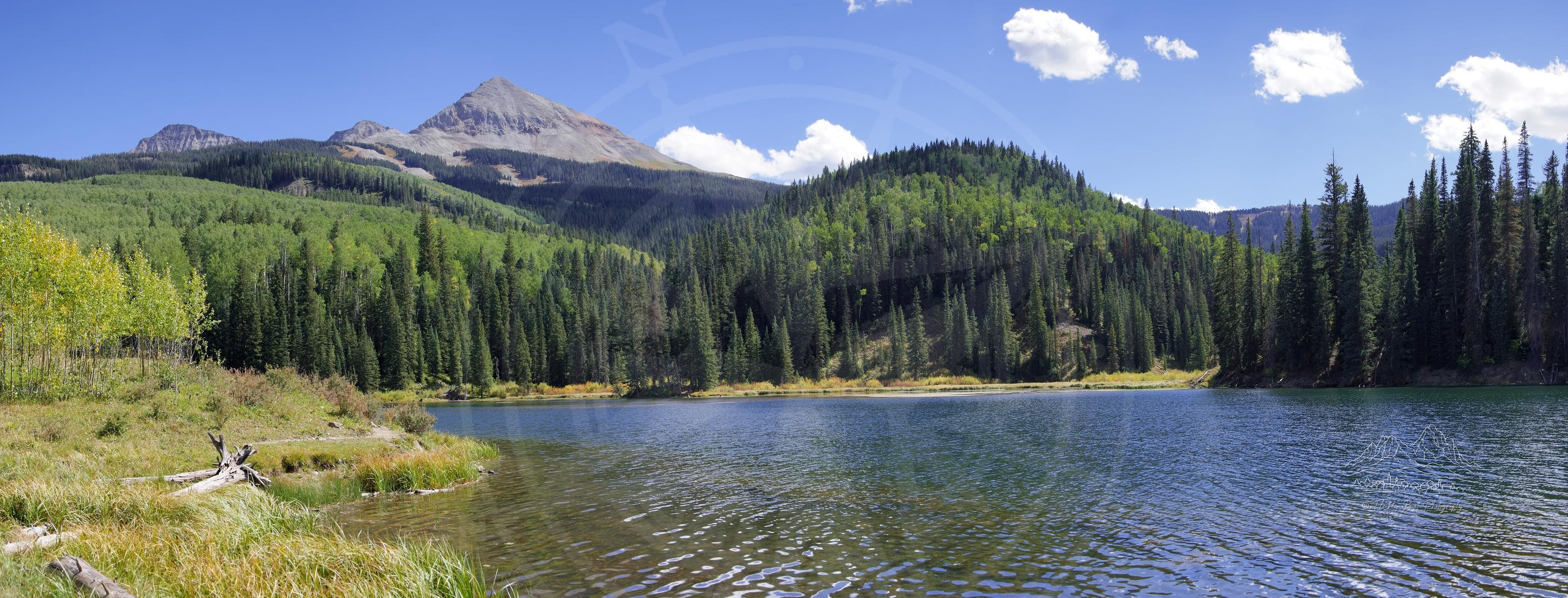 Herbstpanorama eines Bergsees am Shoreline Trail, Colorado