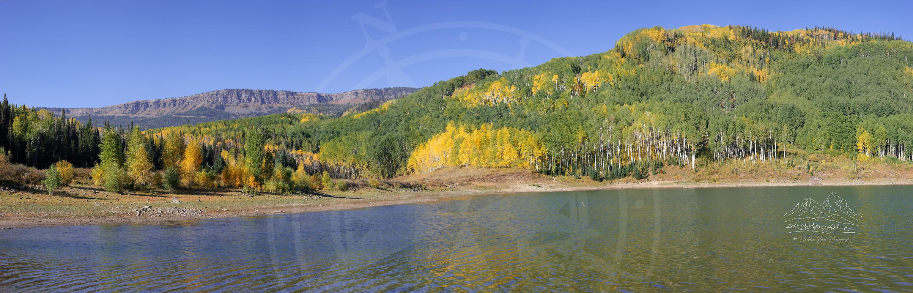 Herbstliche Panoramaaufnahme eines Bergsees an der Dam Access Road, Colorado