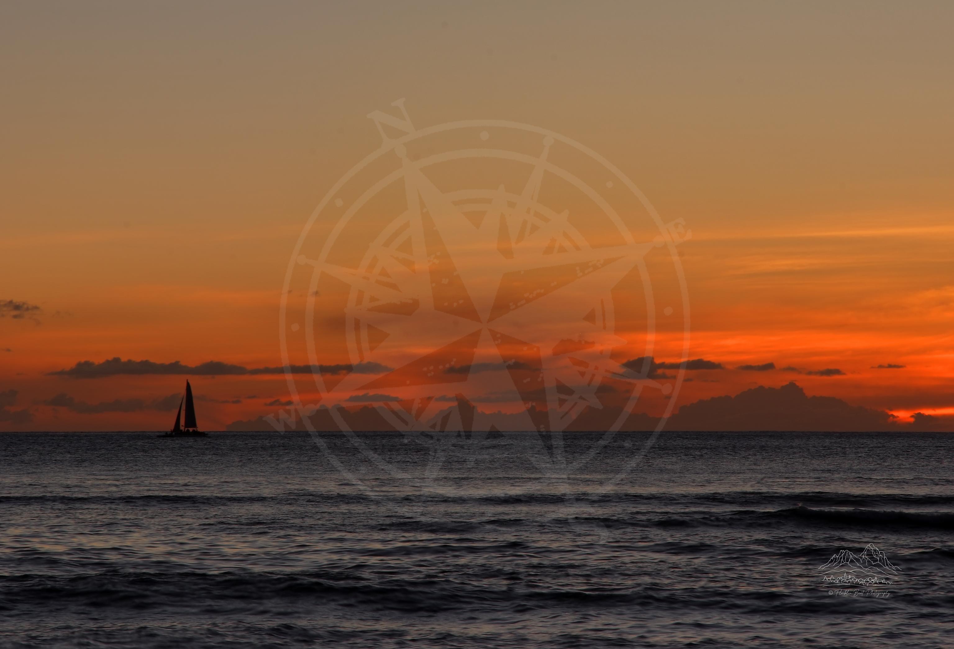 ホノルル・ワイキキ クイーンズサーフビーチパークの夕陽パノラマ写真