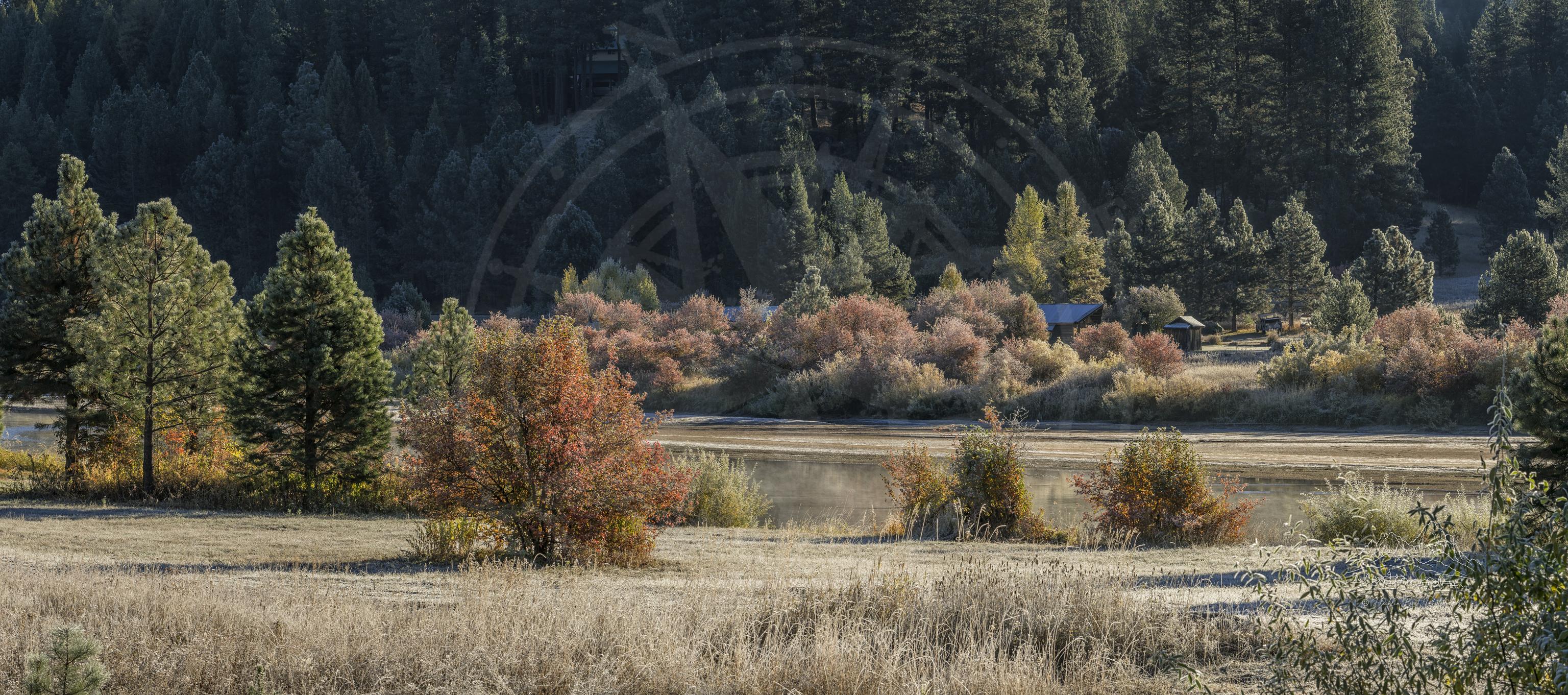 Panorama Autunnale di Terre Agricole con Fiume e Alberi a Smiths Ferry Idaho