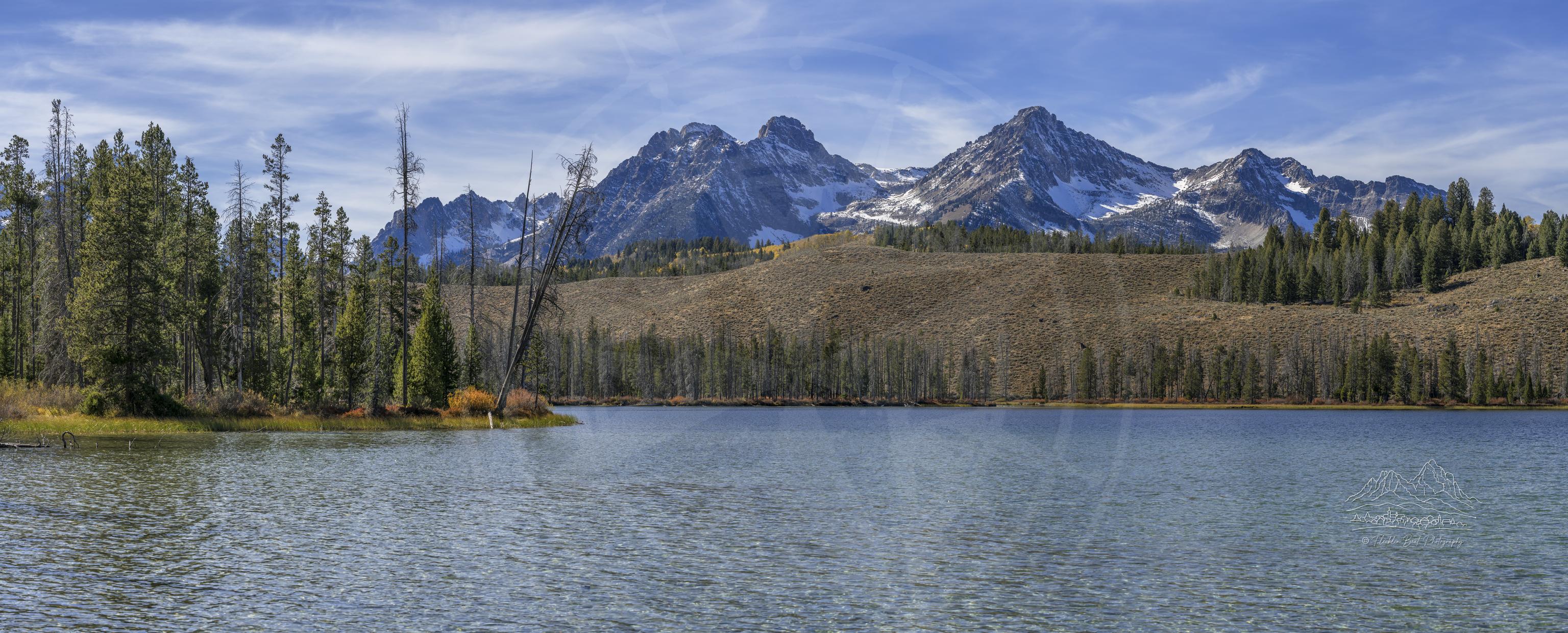 Panorama autunnale di lago di montagna sulla Redfish Lake Road in Idaho