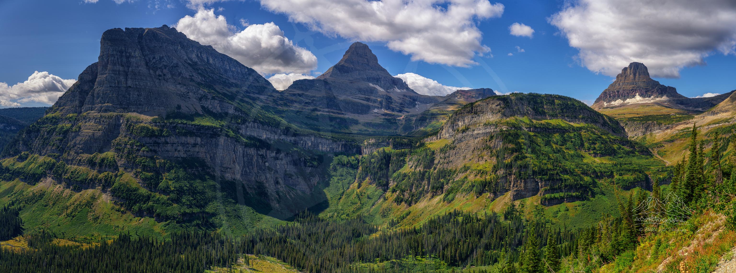 Panorama Autunnale a Logan Pass sulla Going-to-the-Sun Road in Montana