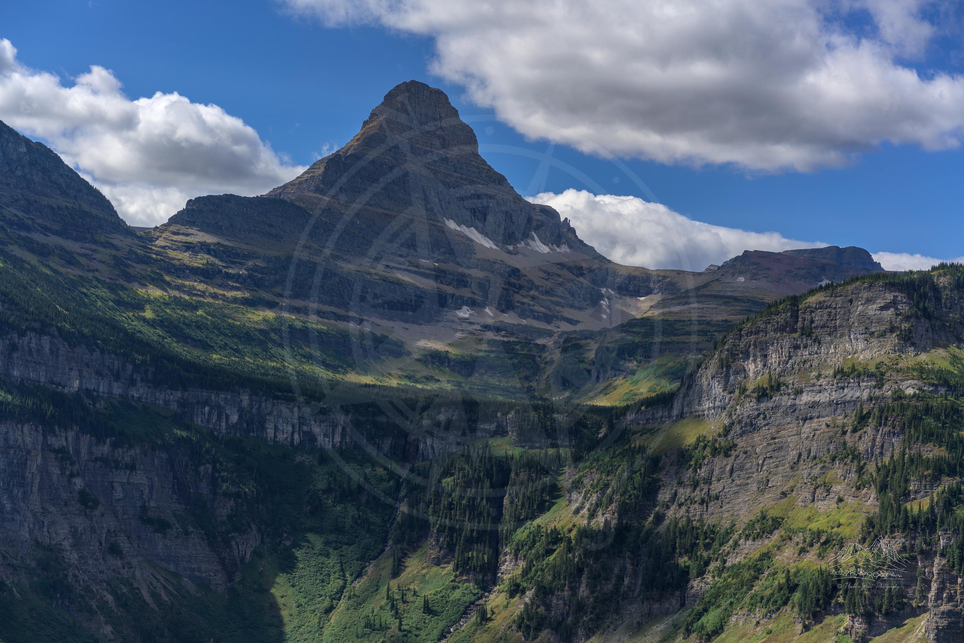 Paesaggio montano panoramico autunnale sulla Going-to-the-Sun Road, Montana