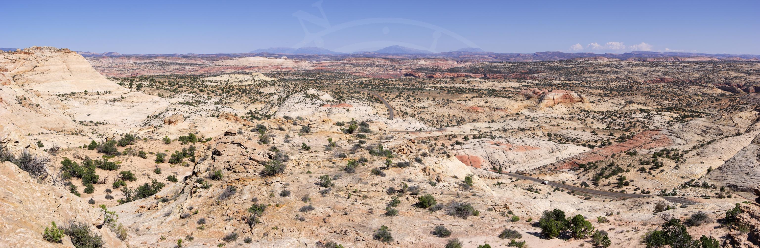 Herbst-Panorama der roten Felsen an der A Journey Through Time Scenic Byway, Utah