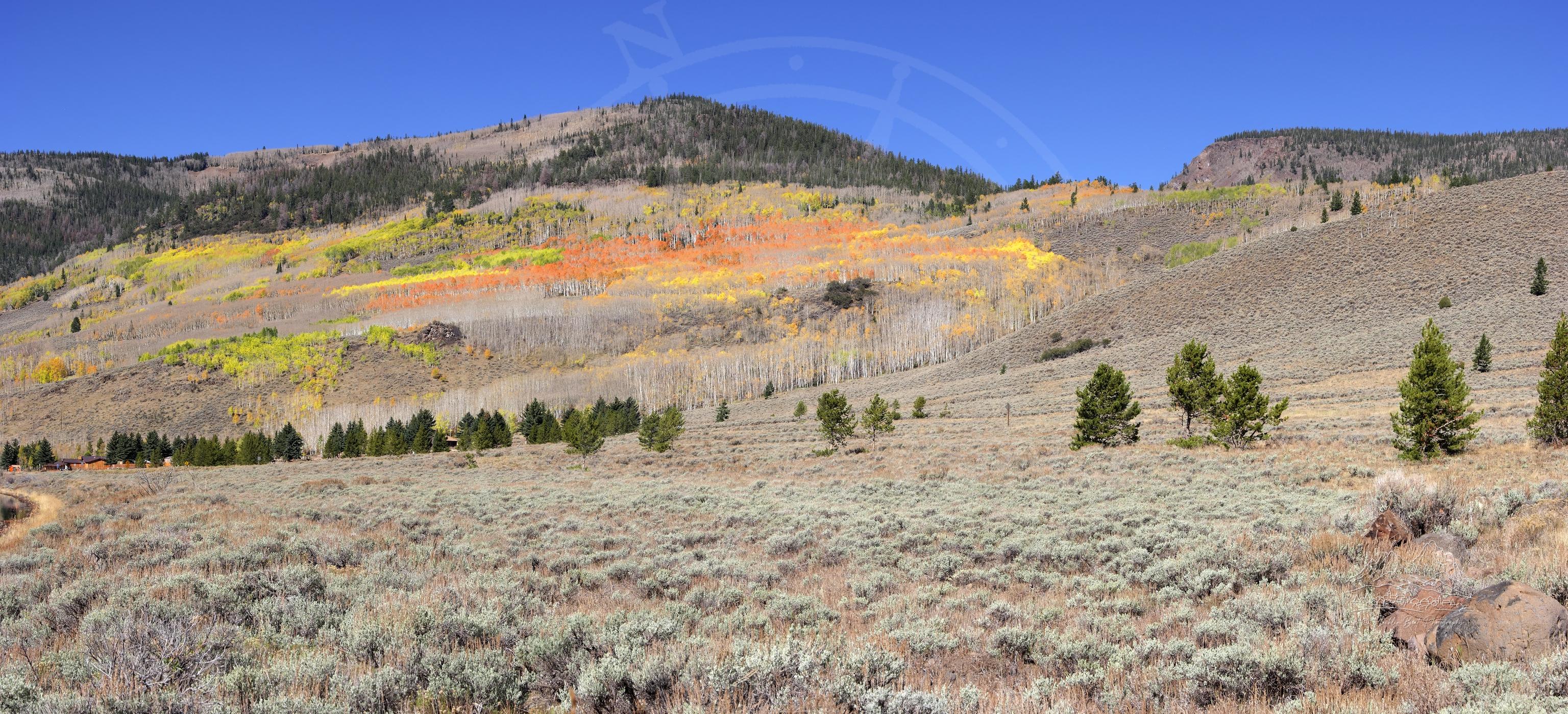 Herbstpanorama eines Bergtals am Fish Lake in Utah
