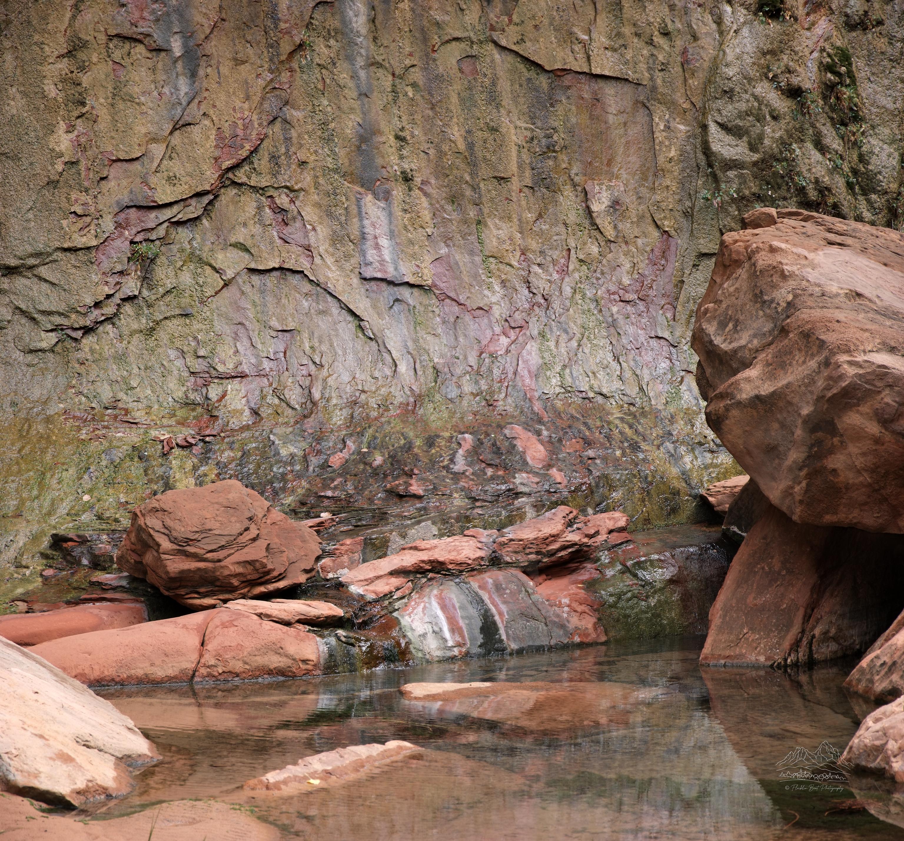 Herbstpanorama mit Wasserfall und felsiger Landschaft am Riverside Walk Utah
