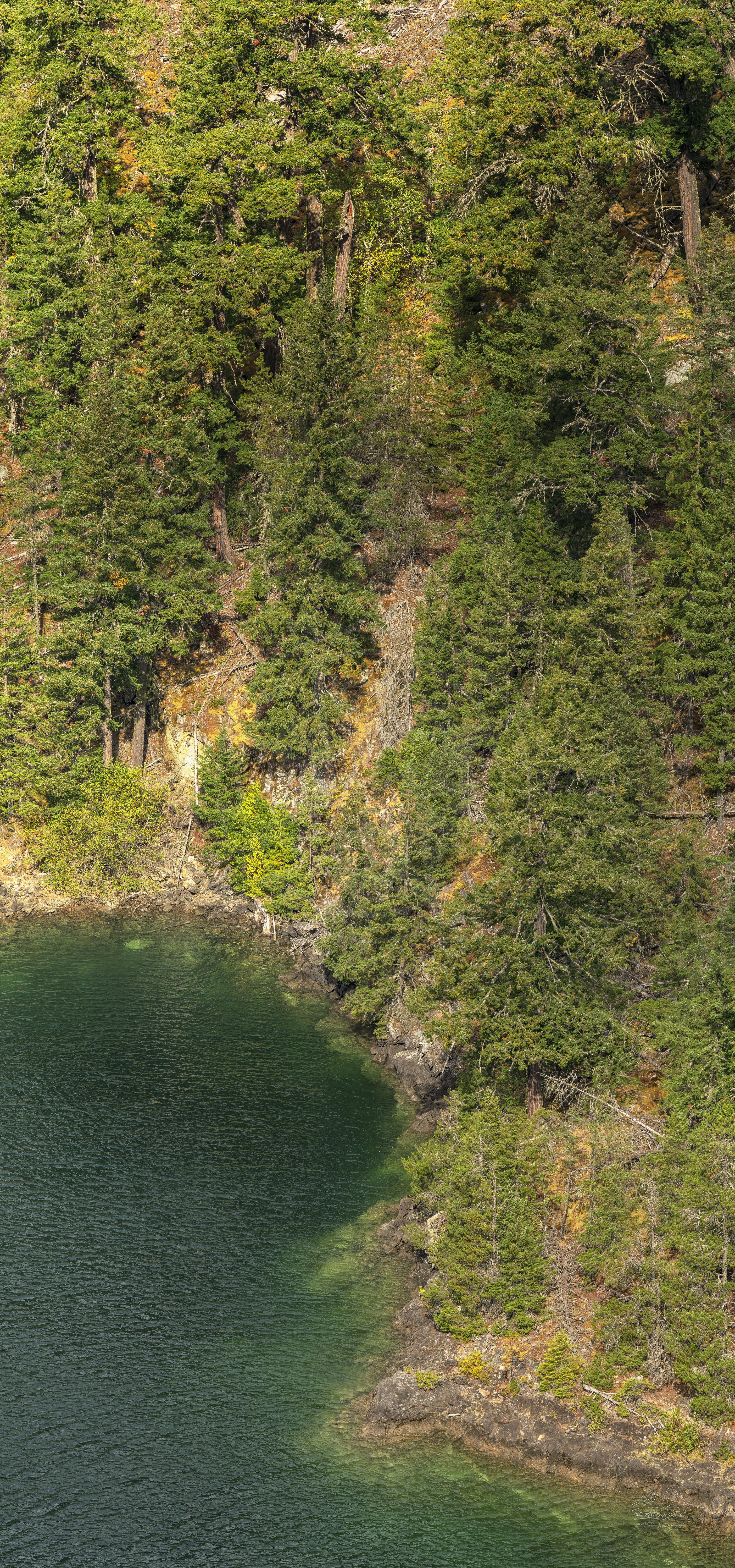Panorama Autunnale di Lago di Montagna sulla North Cascades Highway, Washington