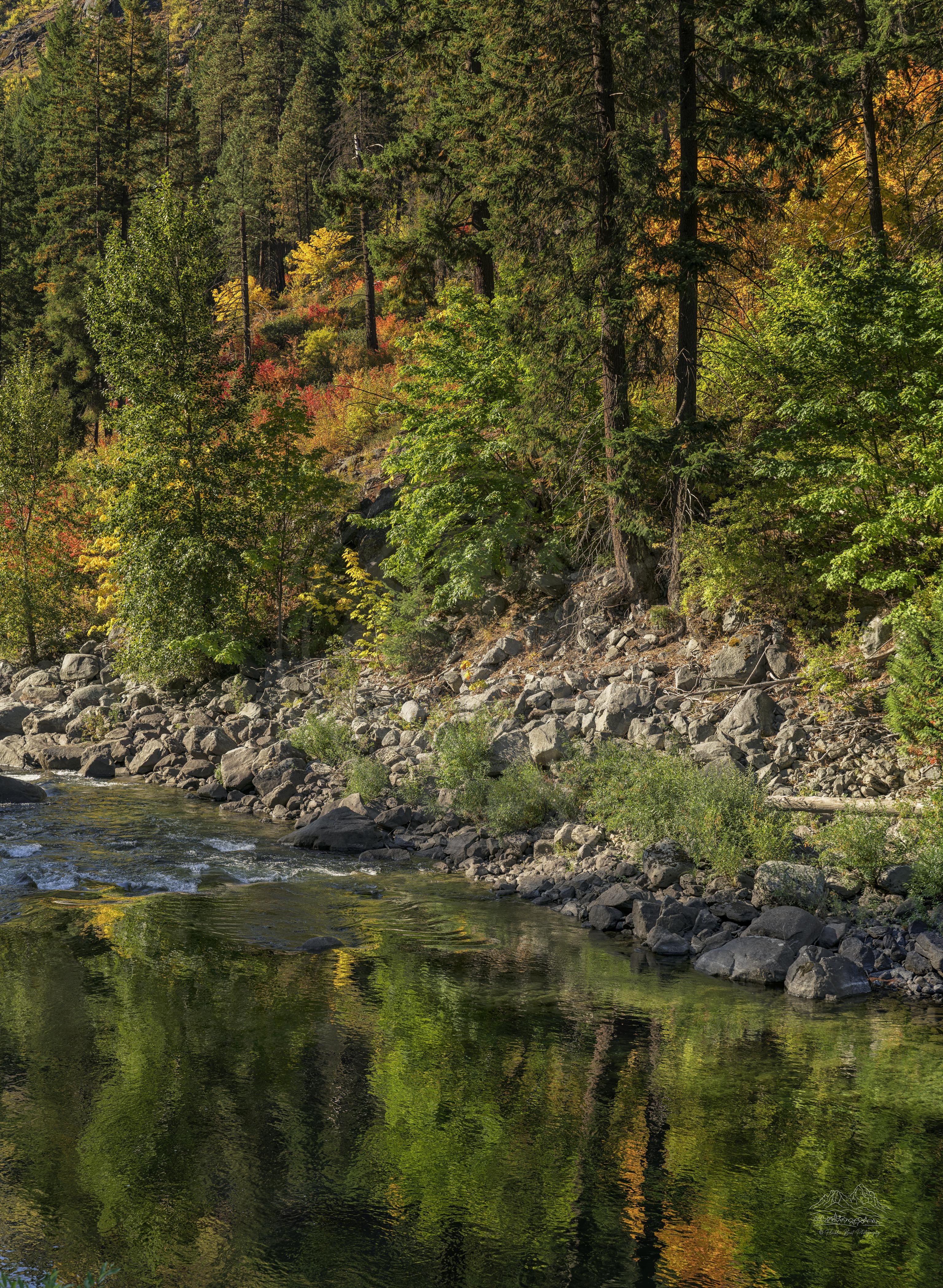 Panorama Autunnale del Fiume Wenatchee lungo la US 2 a Washington